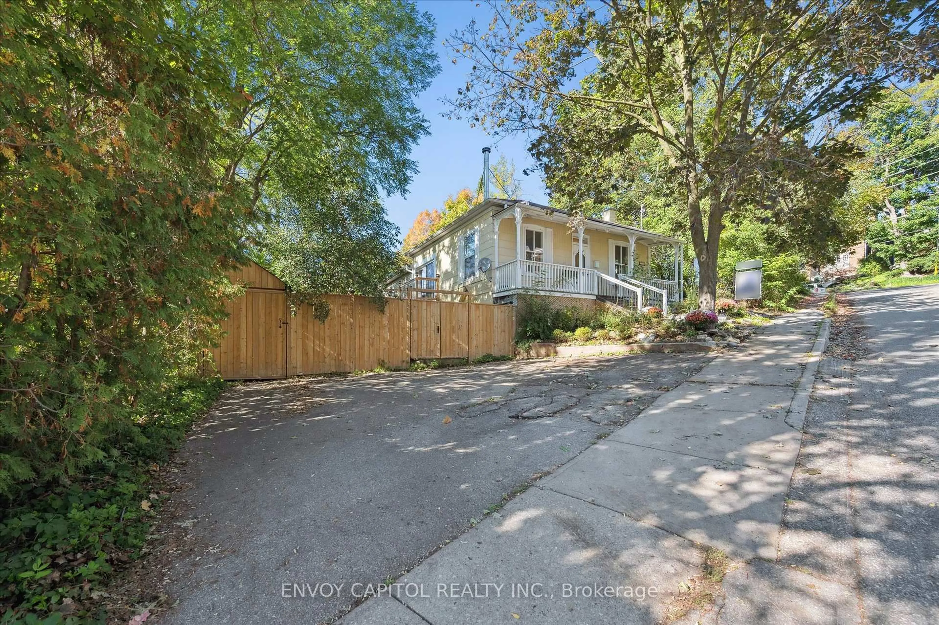 A pic from outside/outdoor area/front of a property/back of a property/a pic from drone, street for 132 Norwich St, Guelph Ontario N1E 2G7