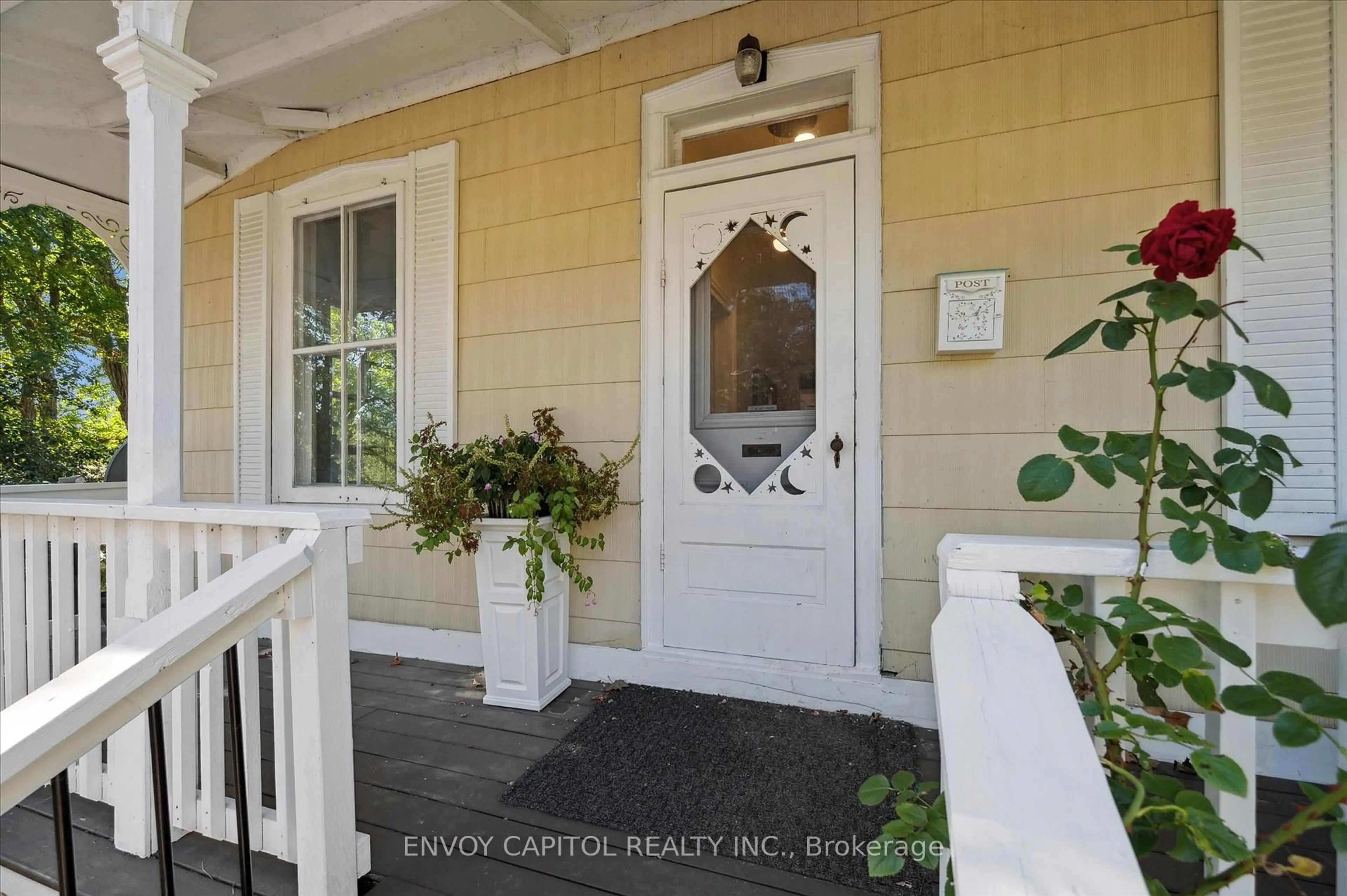 Indoor entryway for 132 Norwich St, Guelph Ontario N1E 2G7