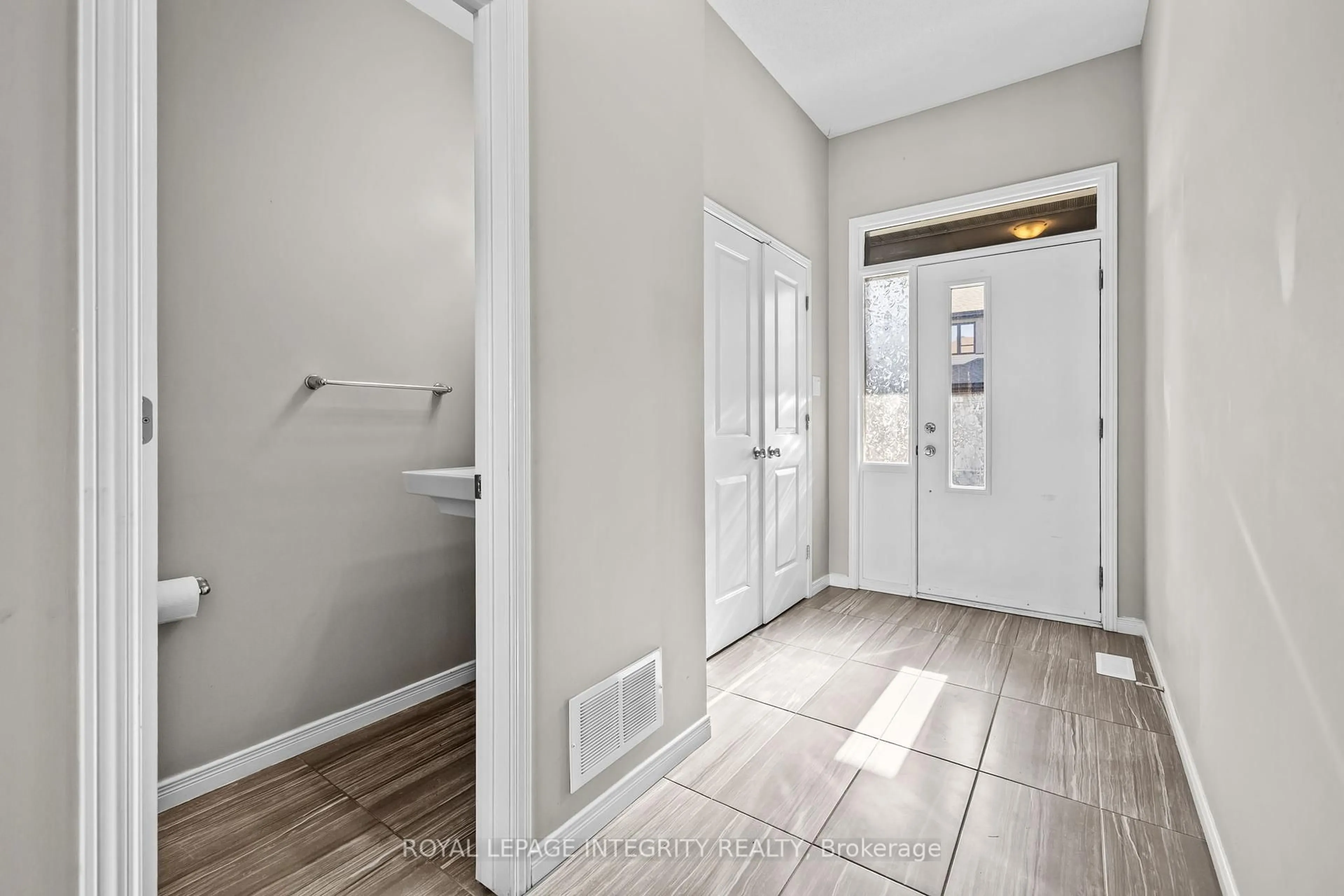 Indoor entryway for 14 Hackney Private, Stittsville Ontario K2V 0K8
