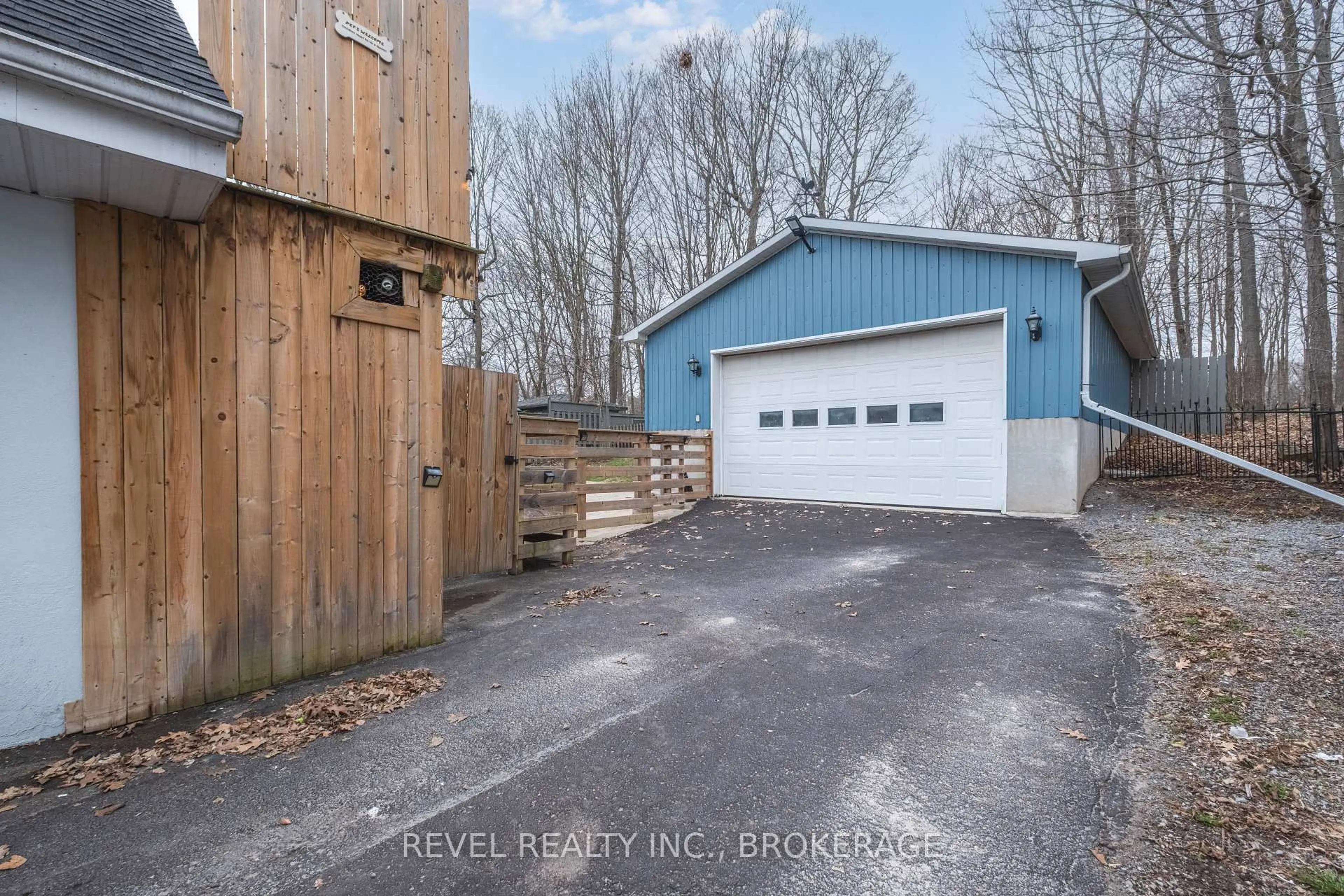Indoor garage for 4221 Bath Rd, Kingston Ontario K7M 4Y8
