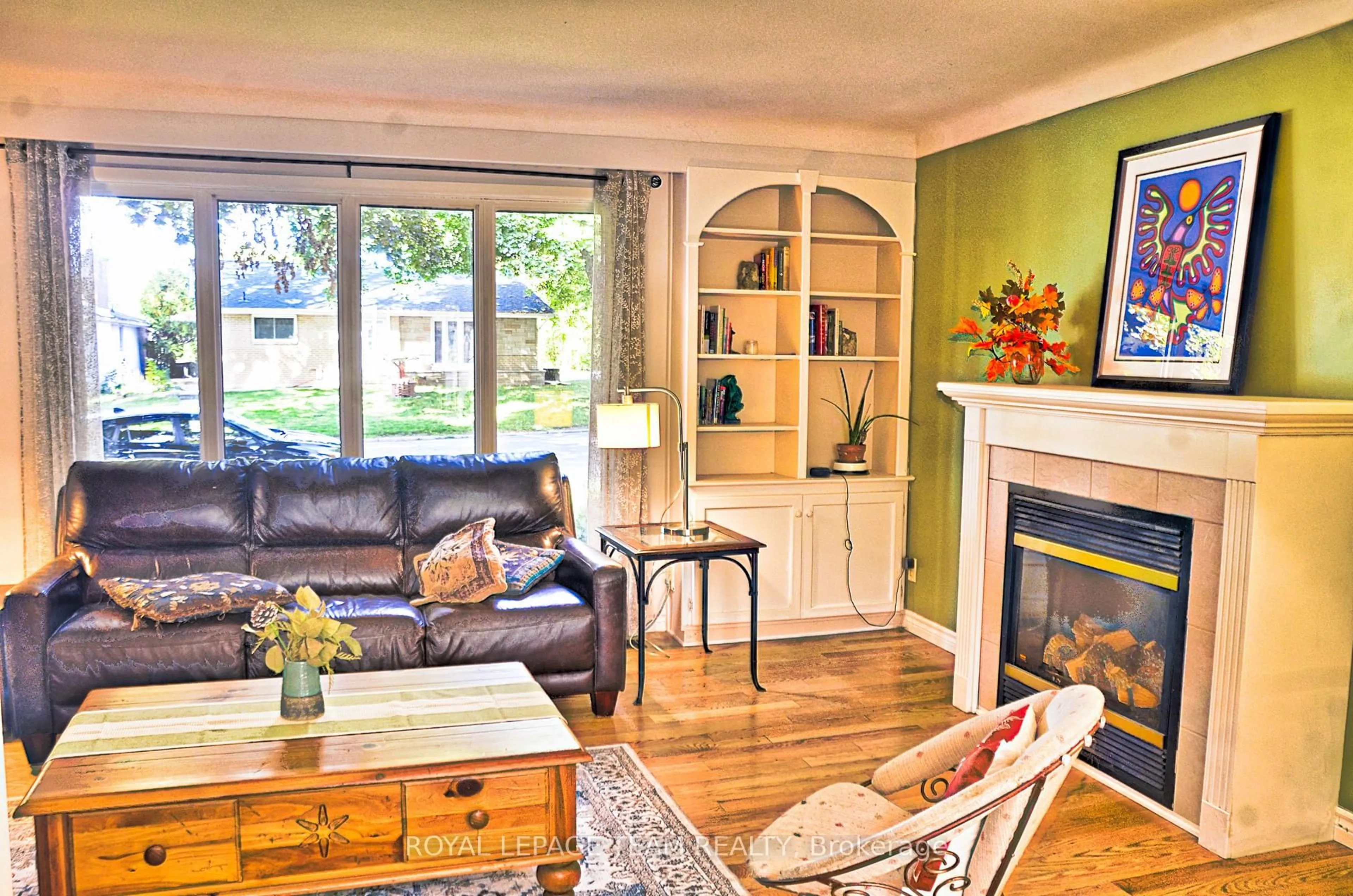 Living room with furniture, wood/laminate floor for 209 Reynolds Dr, Brockville Ontario K6V 1X8