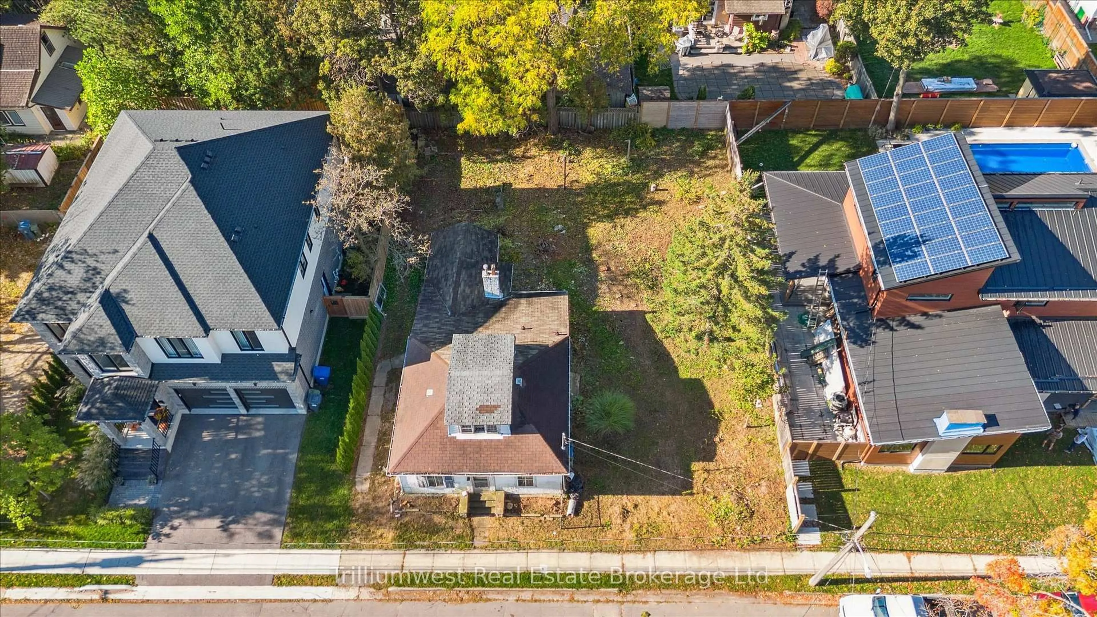 A pic from outside/outdoor area/front of a property/back of a property/a pic from drone, street for 18 Jane St, Guelph Ontario N1E 4T3