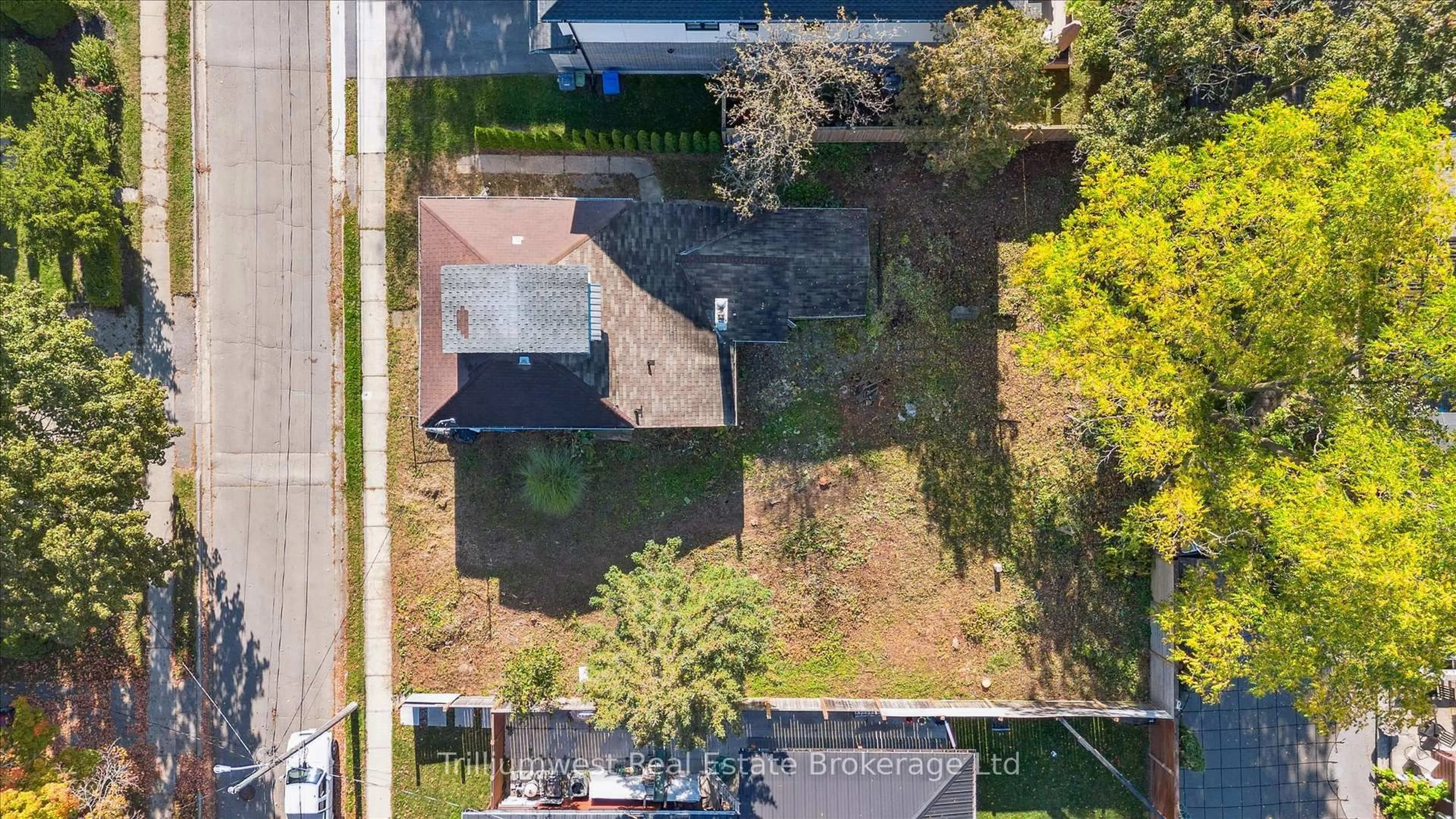 A pic from outside/outdoor area/front of a property/back of a property/a pic from drone, street for 18 Jane St, Guelph Ontario N1E 4T3