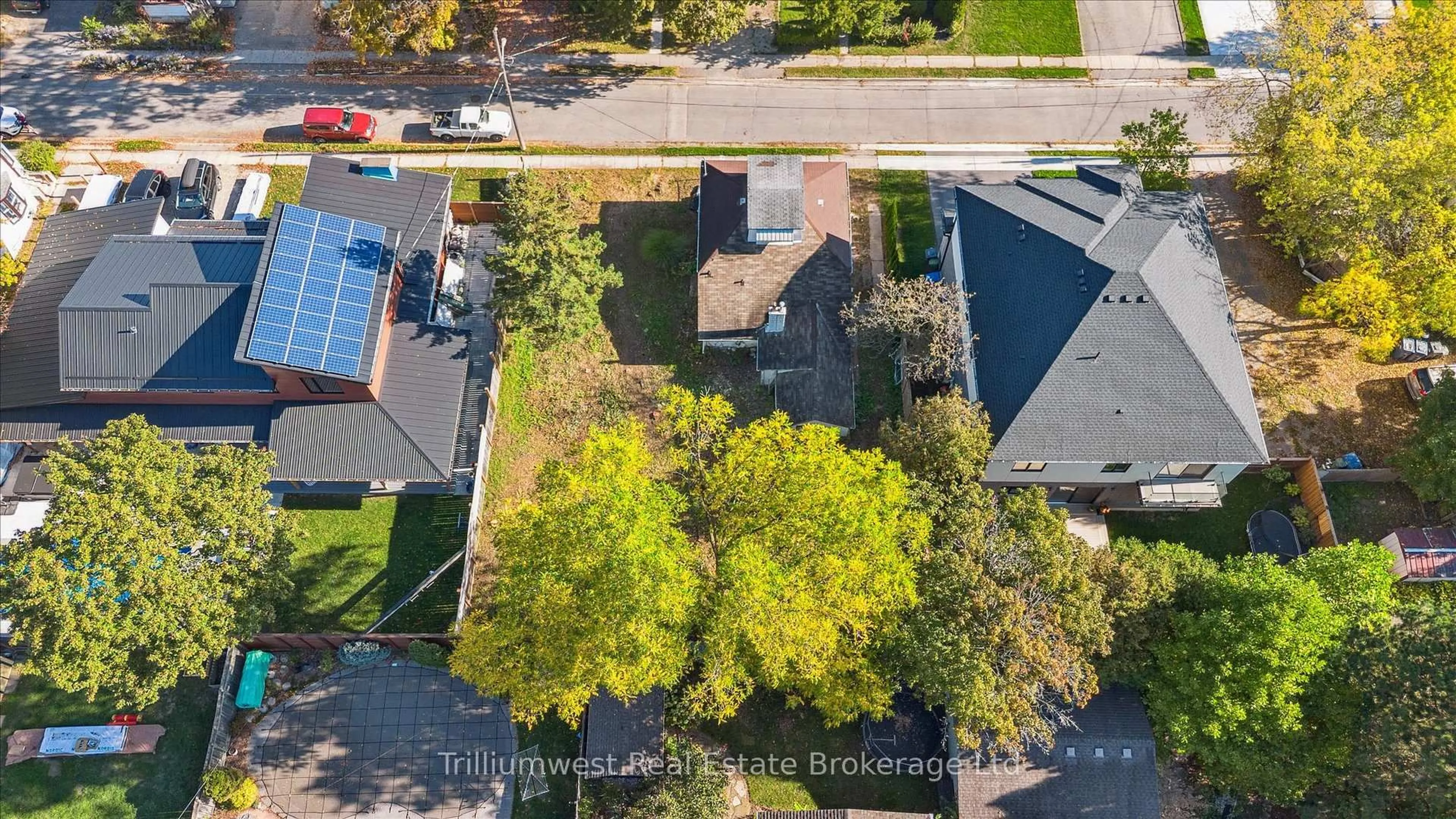 A pic from outside/outdoor area/front of a property/back of a property/a pic from drone, street for 18 Jane St, Guelph Ontario N1E 4T3