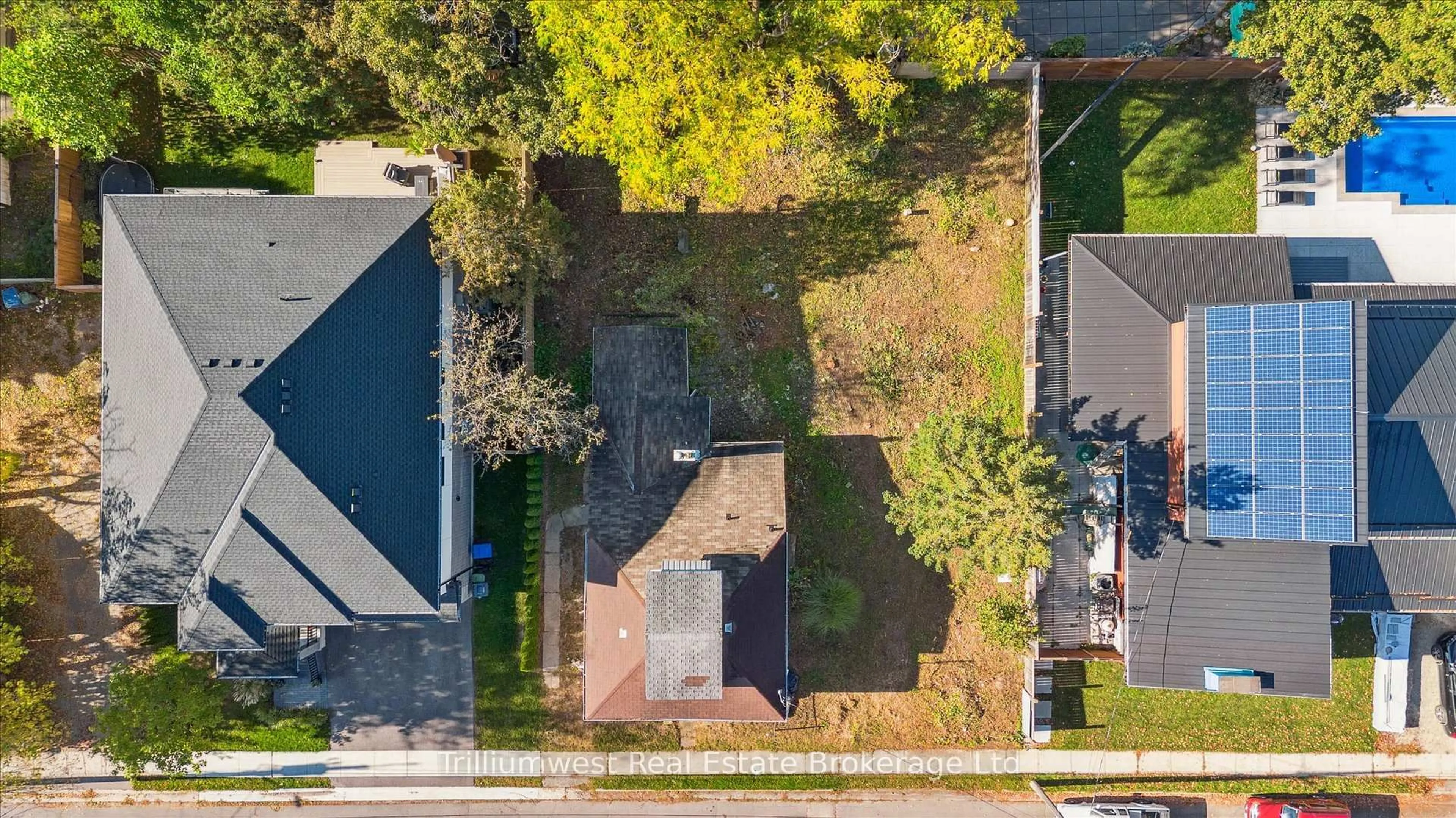 A pic from outside/outdoor area/front of a property/back of a property/a pic from drone, street for 18 Jane St, Guelph Ontario N1E 4T3