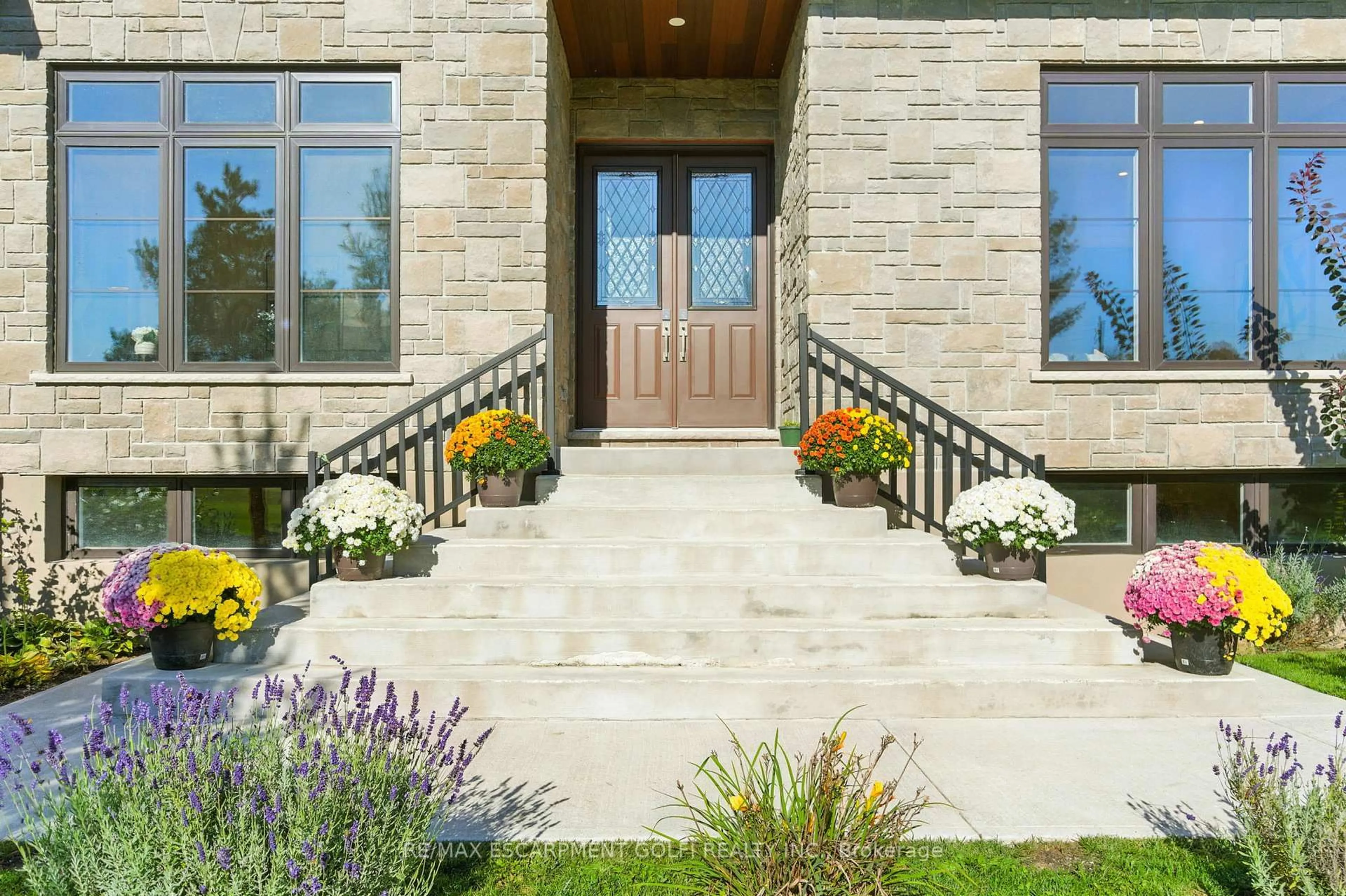 Indoor entryway for 986 Highway 8, Hamilton Ontario L9H 5E1