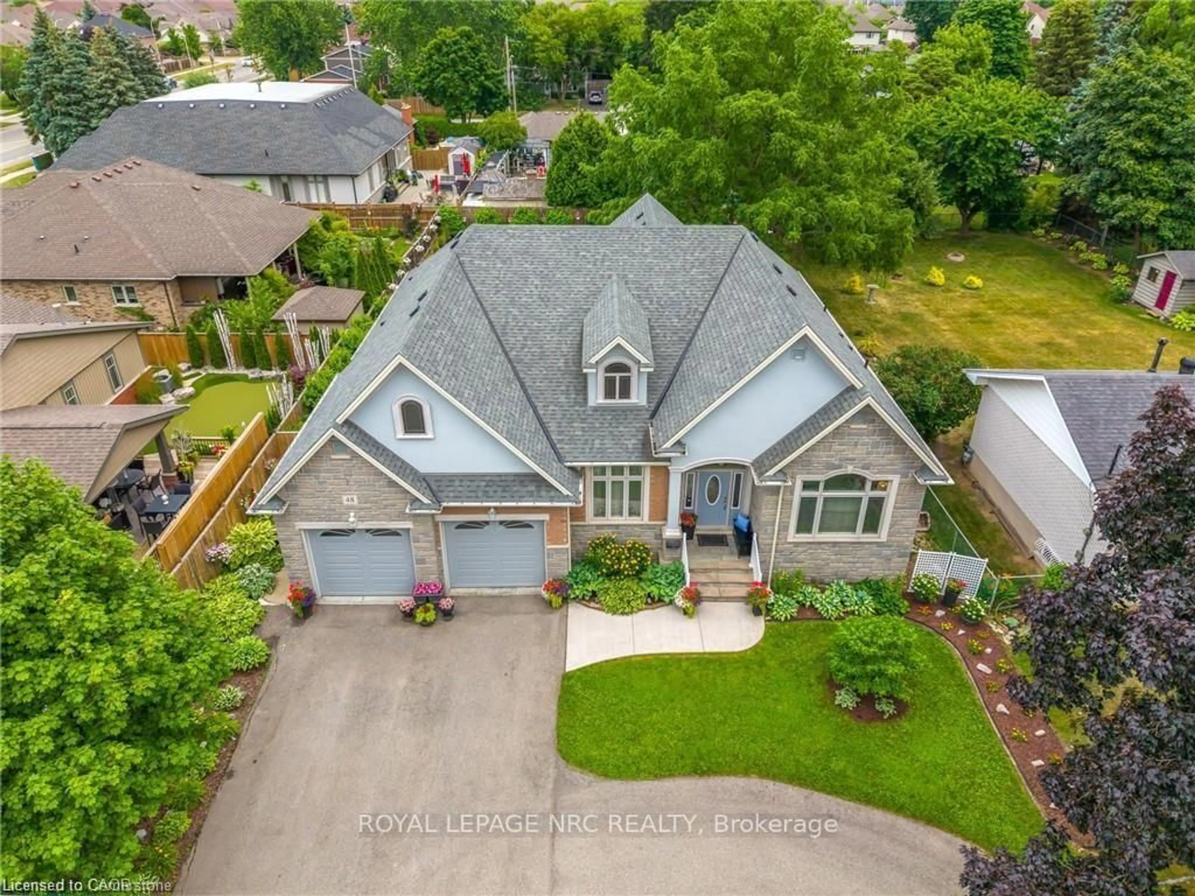 A pic from outside/outdoor area/front of a property/back of a property/a pic from drone, street for 48 Casablanca Blvd, Grimsby Ontario L3M 3Z2