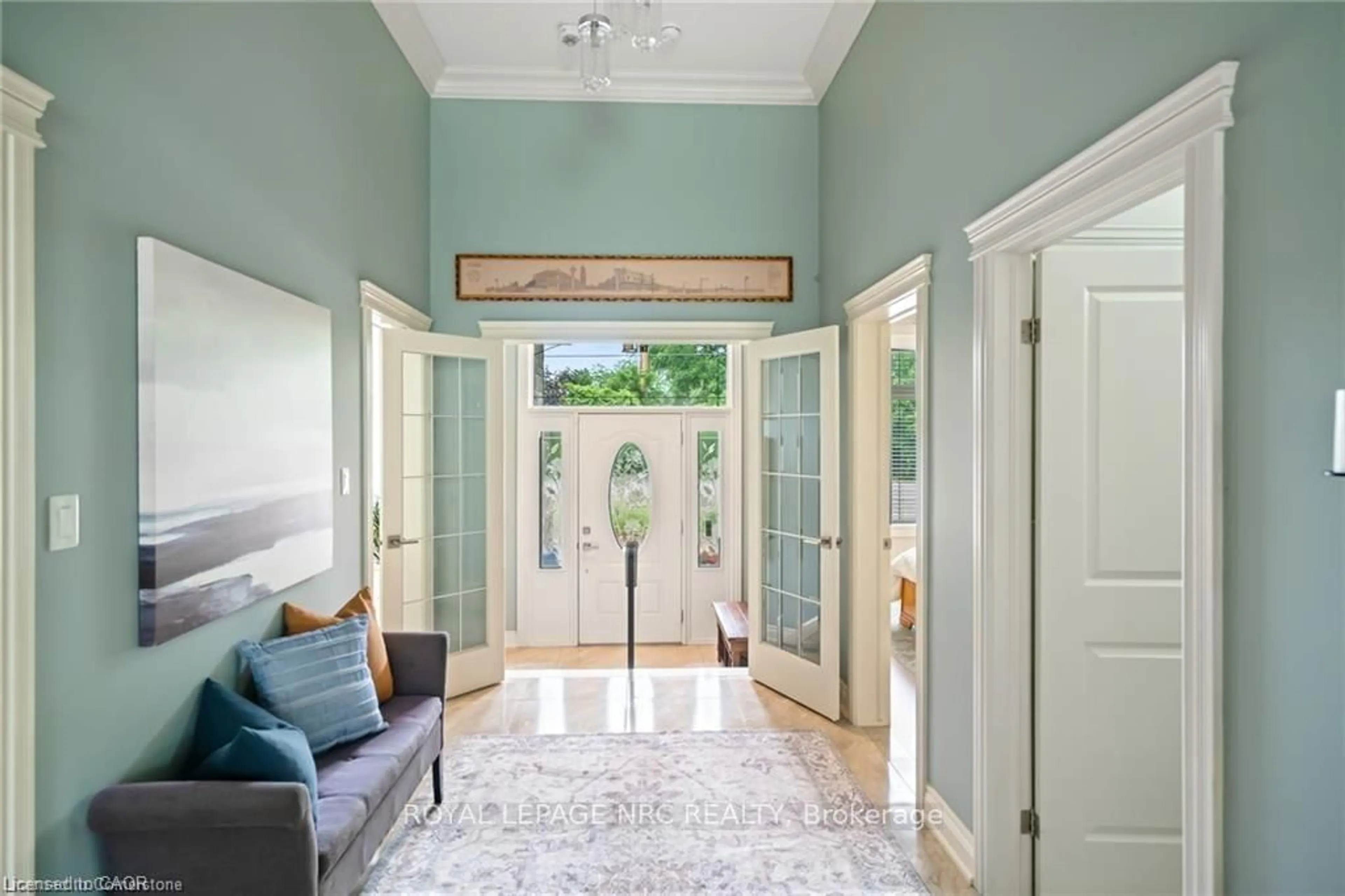 Indoor entryway for 48 Casablanca Blvd, Grimsby Ontario L3M 3Z2