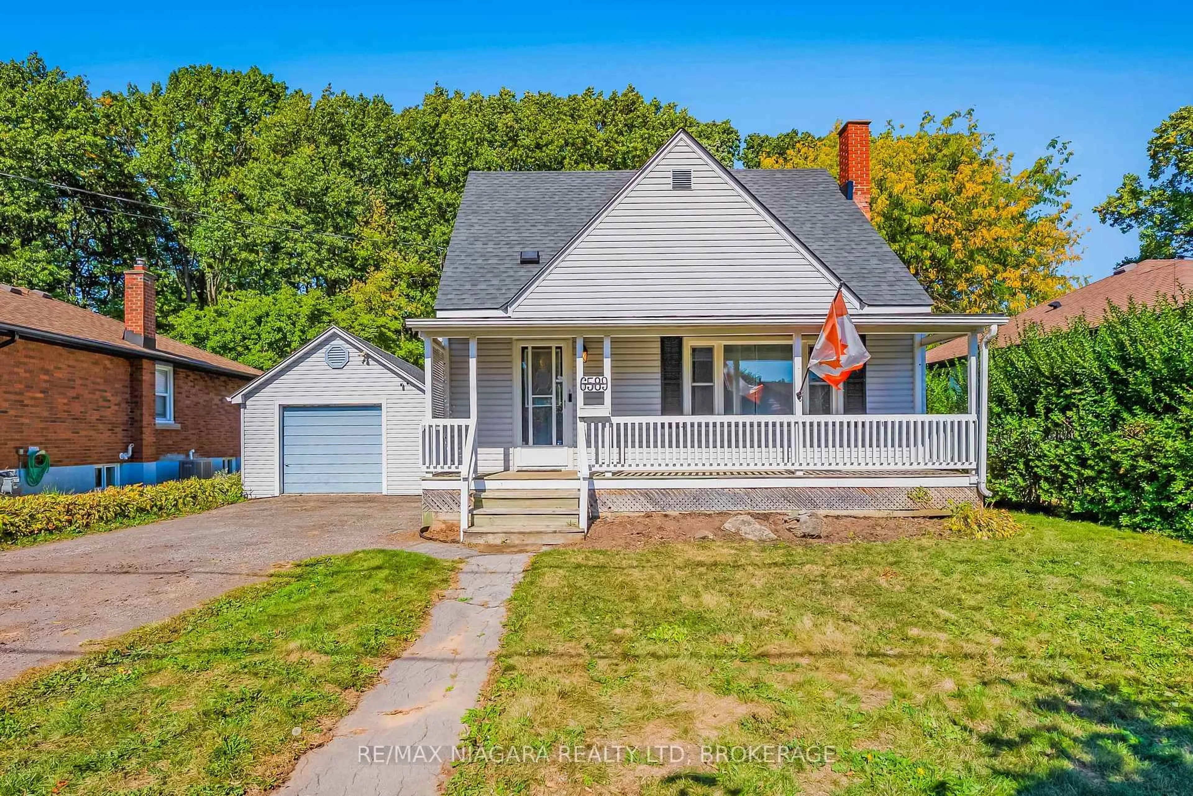 A pic from outside/outdoor area/front of a property/back of a property/a pic from drone, street for 6589 DUNN St, Niagara Falls Ontario L2G 2P9