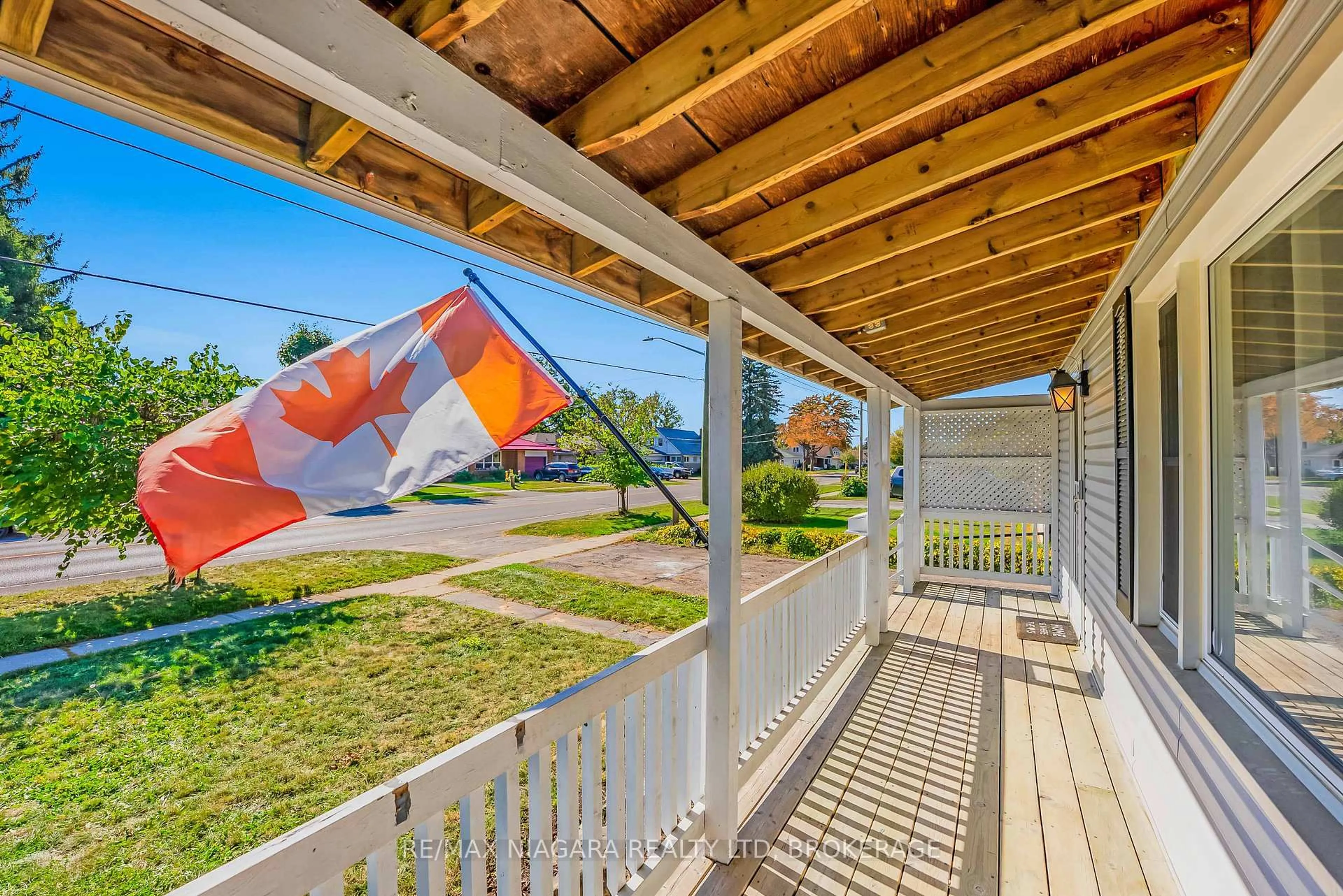 Patio, water/lake/river/ocean view for 6589 DUNN St, Niagara Falls Ontario L2G 2P9