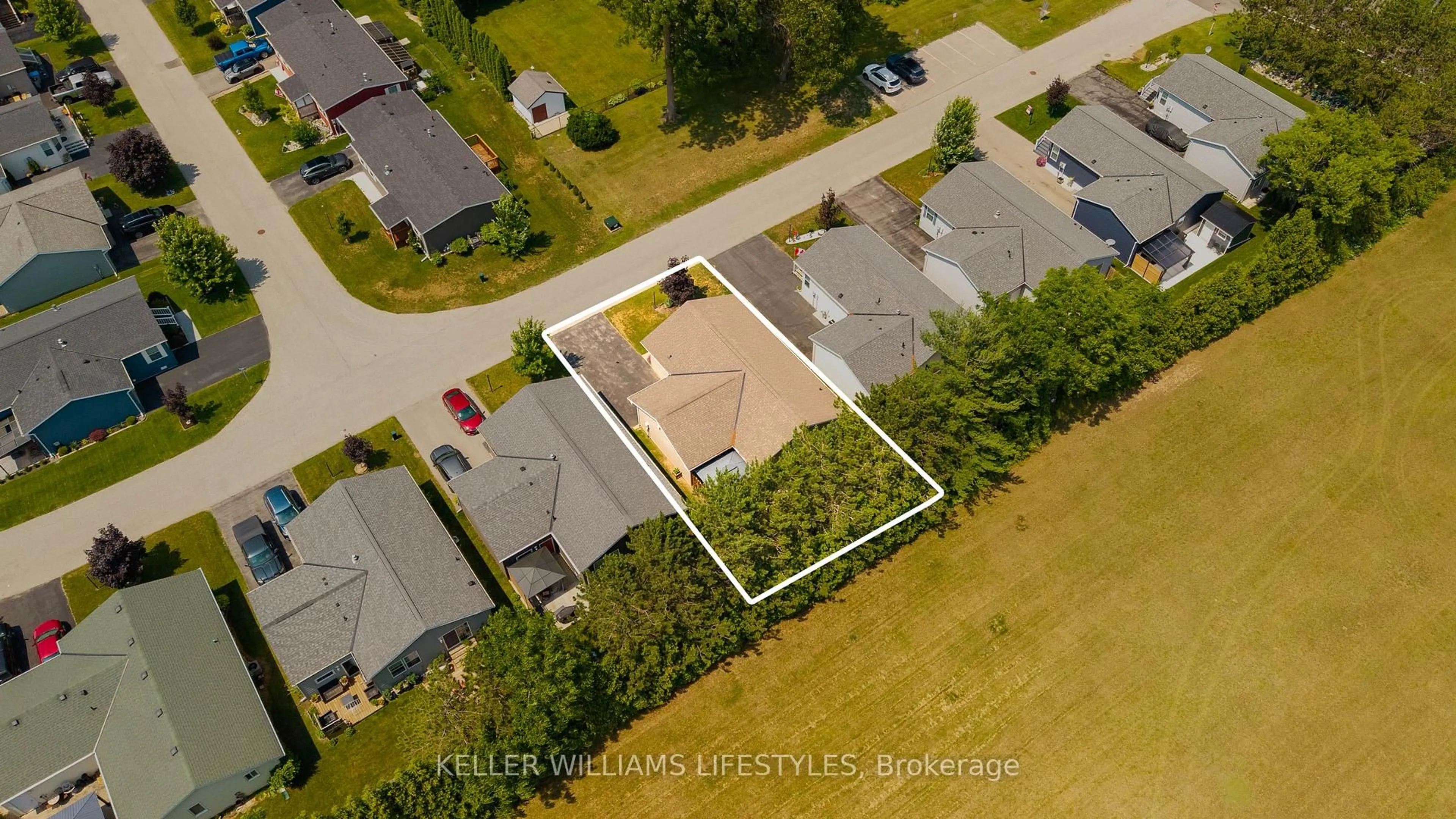 A pic from outside/outdoor area/front of a property/back of a property/a pic from drone, water/lake/river/ocean view for 32 Bond St, Strathroy-Caradoc Ontario N7G 0C5