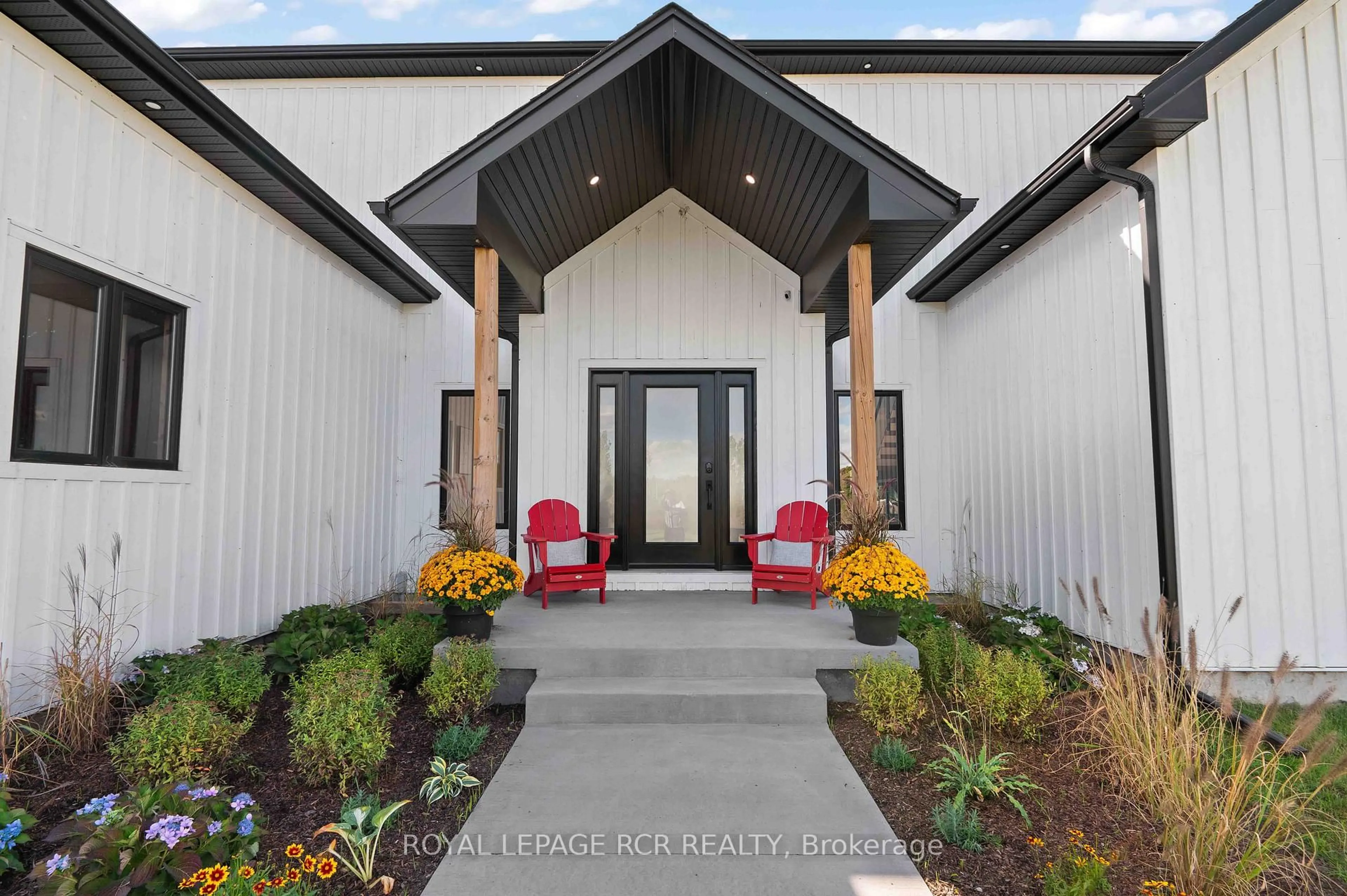 Indoor entryway for 595130 Blind Line, Mono Ontario L9W 5N4