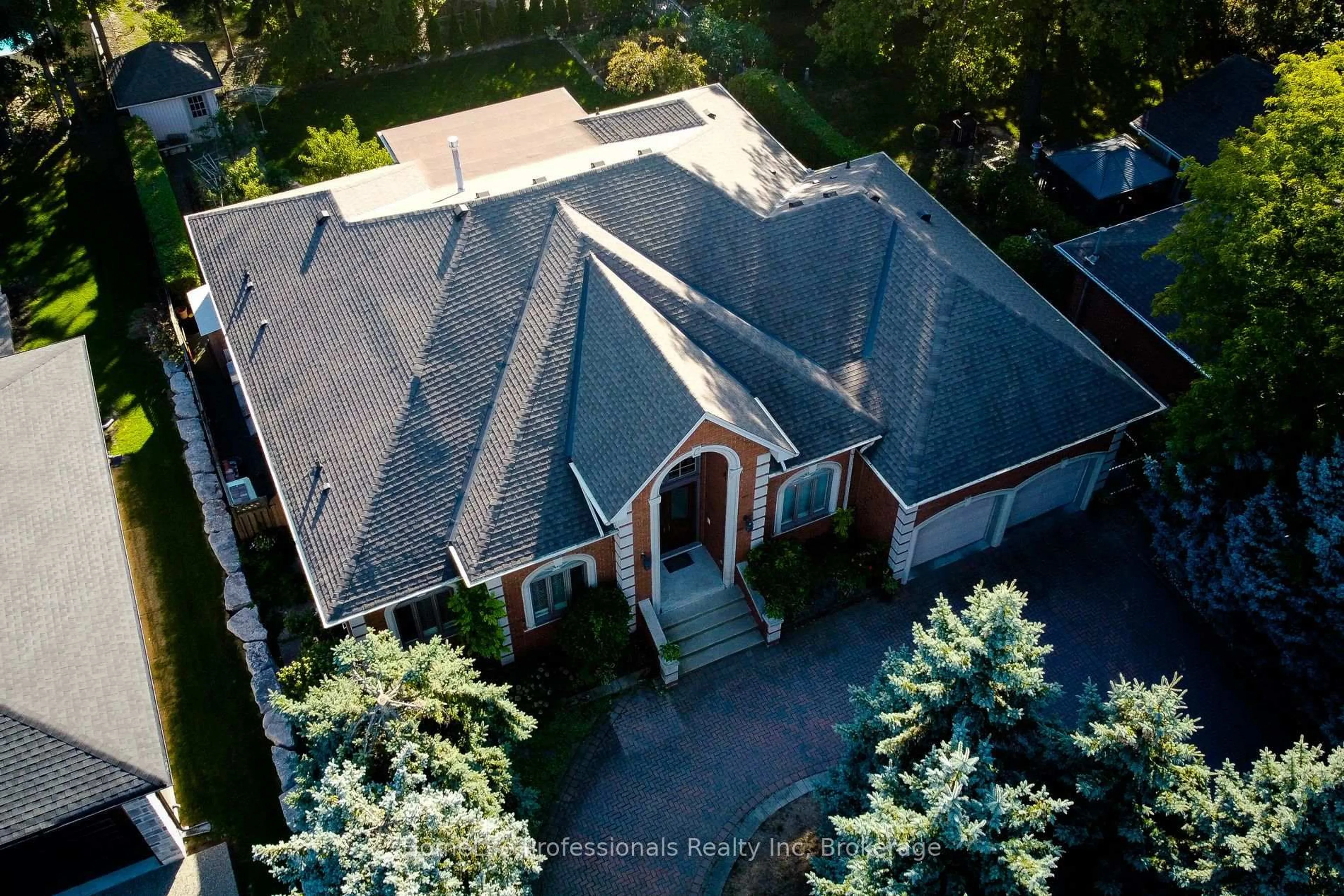 A pic from outside/outdoor area/front of a property/back of a property/a pic from drone, street for 499 Scenic Dr, Hamilton Ontario L9C 1G7