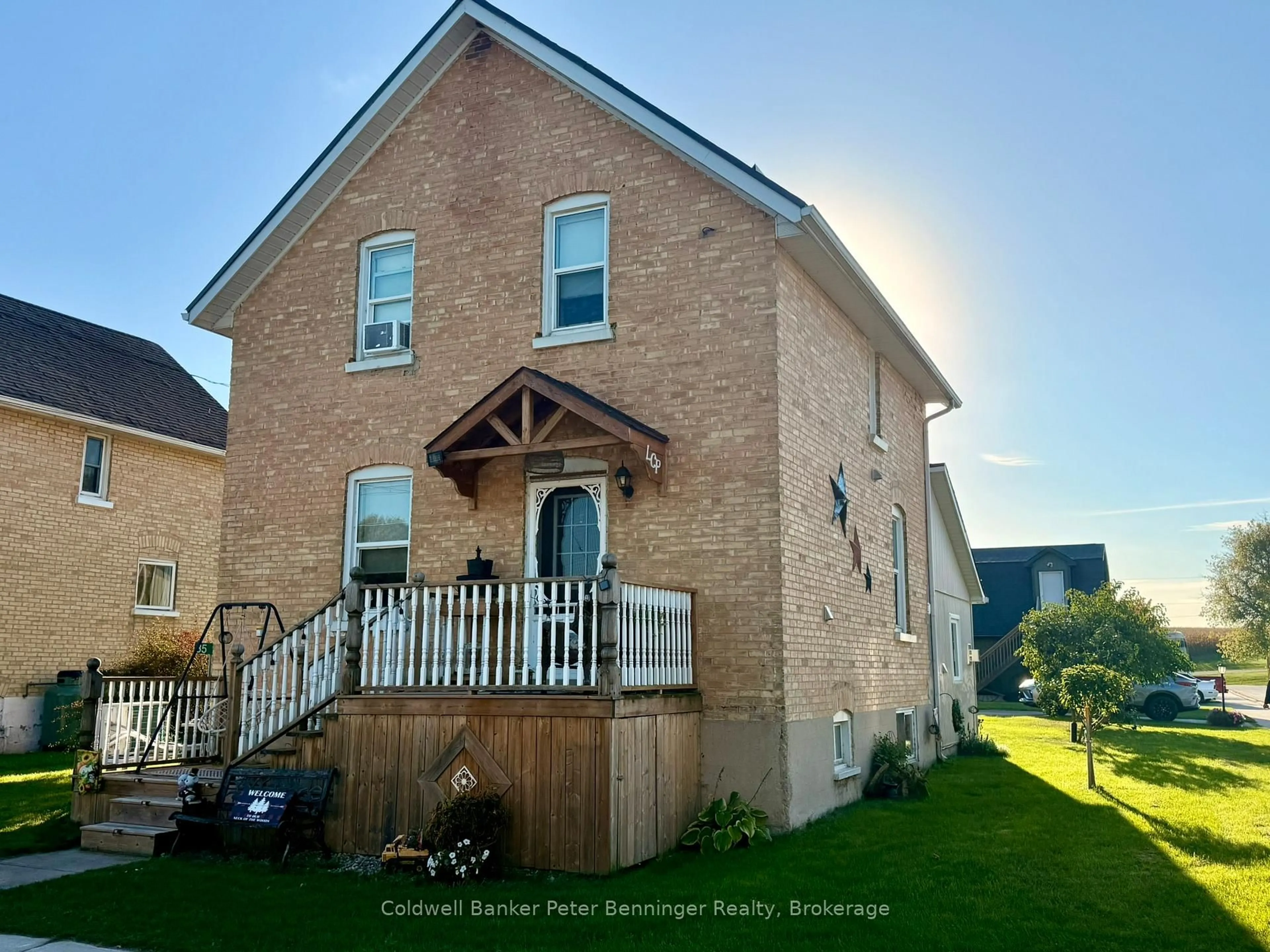 A pic from outside/outdoor area/front of a property/back of a property/a pic from drone, building for 35 King St, Brockton Ontario N0G 1J0