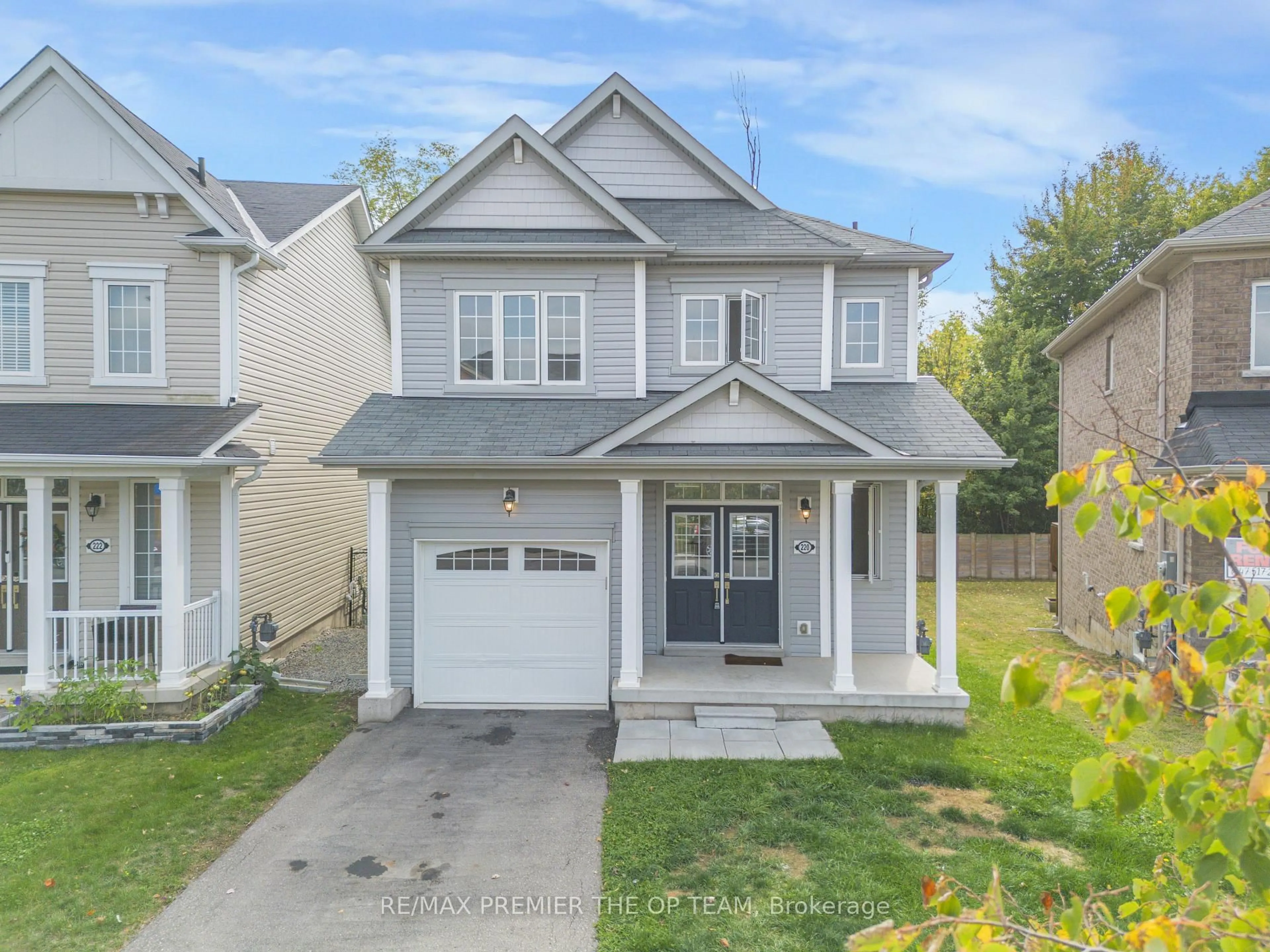 Home with vinyl exterior material, street for 220 Esther Cres, Thorold Ontario L3B 0H1
