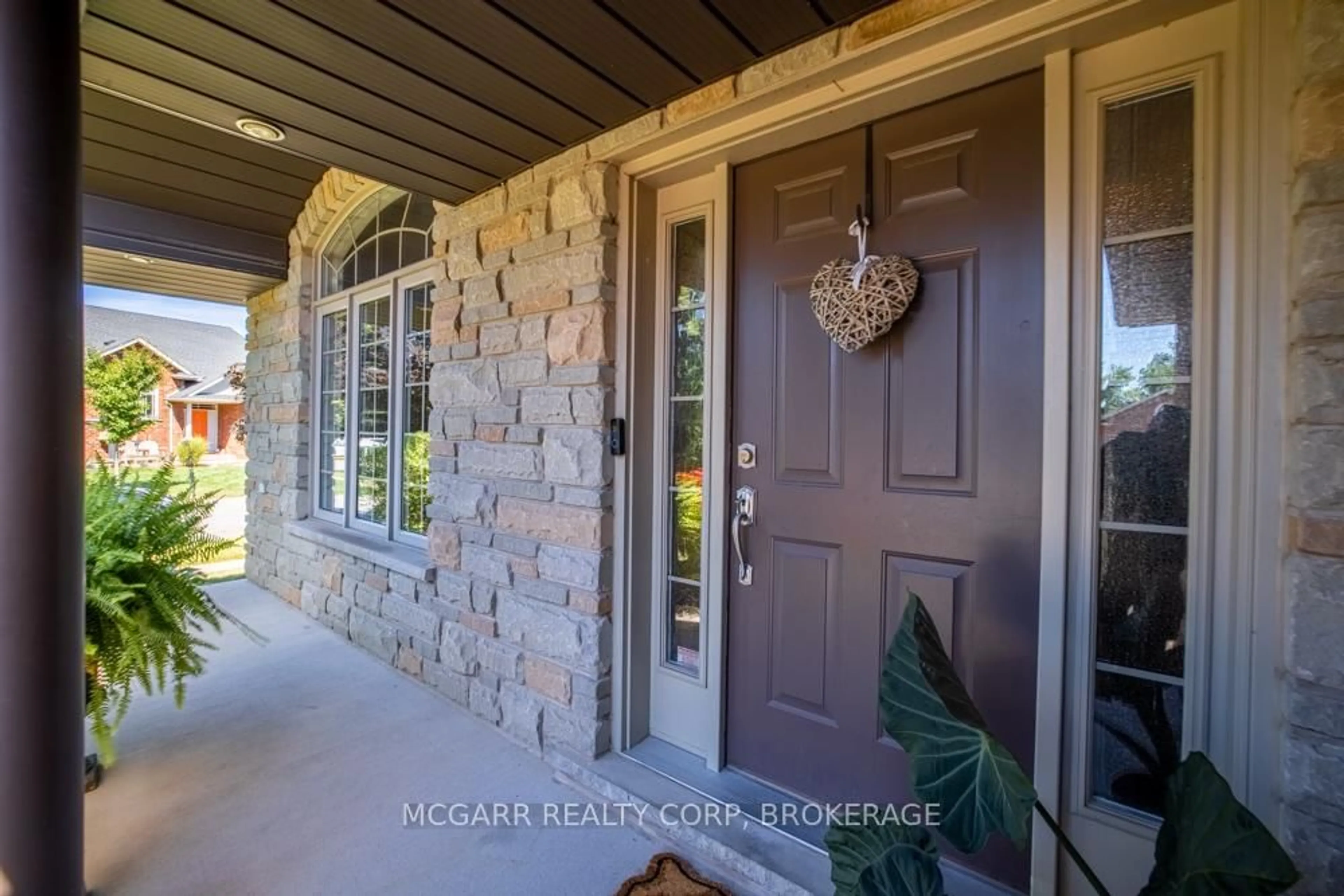 Indoor entryway for 38 Nicholas Dr, St. Catharines Ontario L2S 4C5