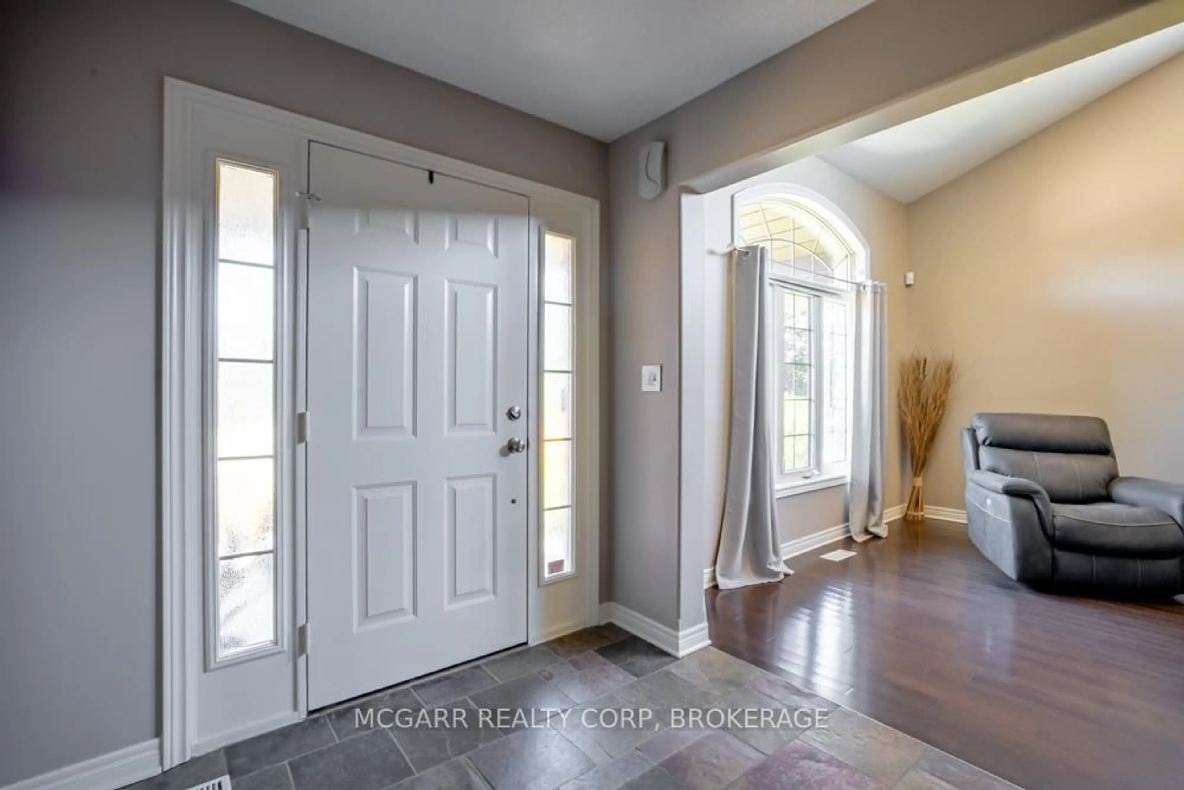 Indoor entryway for 38 Nicholas Dr, St. Catharines Ontario L2S 4C5