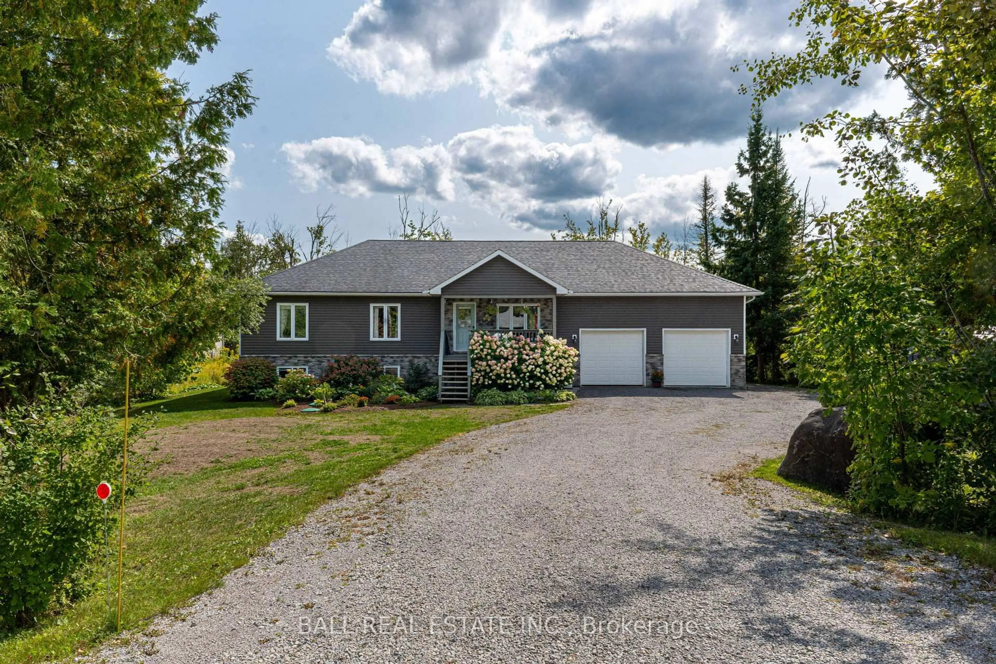 A pic from outside/outdoor area/front of a property/back of a property/a pic from drone, street for 47 Sumcot Dr, Trent Lakes Ontario K0L 1J0