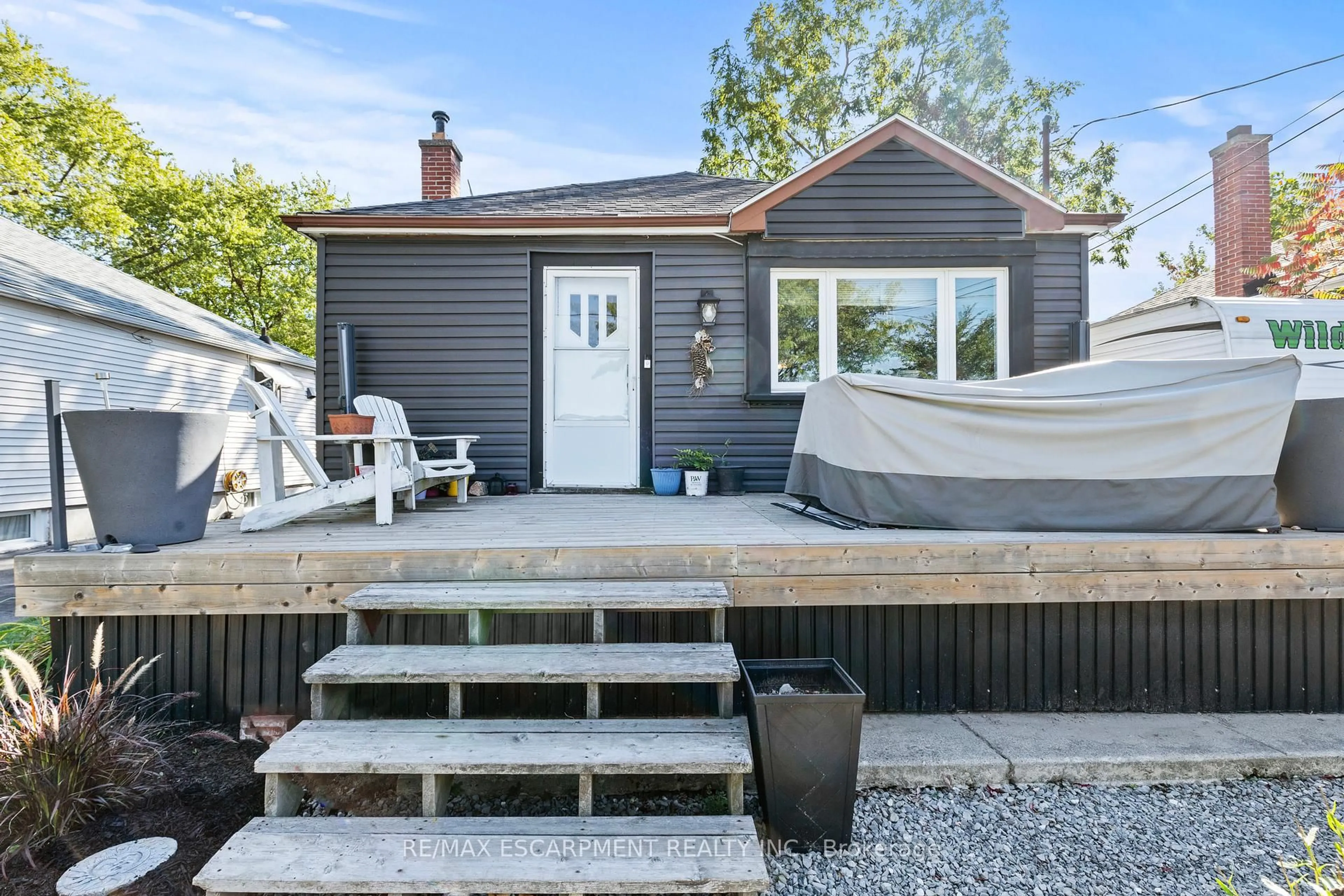 Home with vinyl exterior material, unknown for 147 Summerhill Ave, Hamilton Ontario L8K 3N5