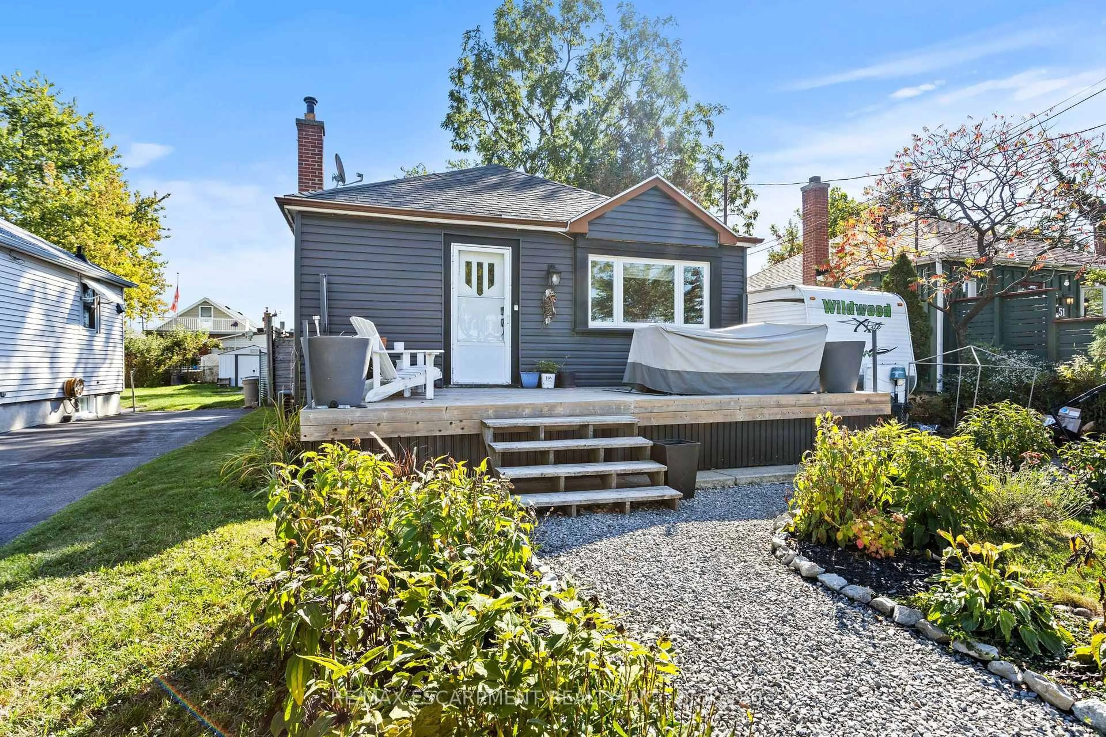 Home with vinyl exterior material, street for 147 Summerhill Ave, Hamilton Ontario L8K 3N5
