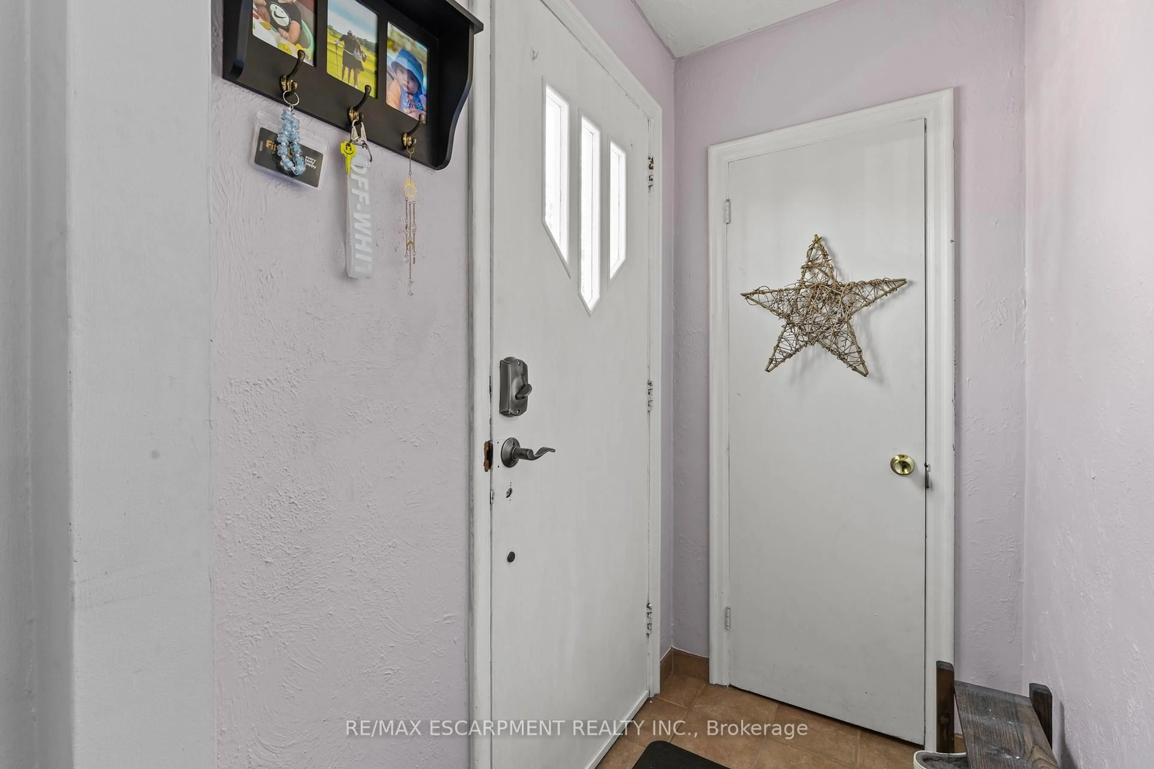Indoor entryway for 147 Summerhill Ave, Hamilton Ontario L8K 3N5