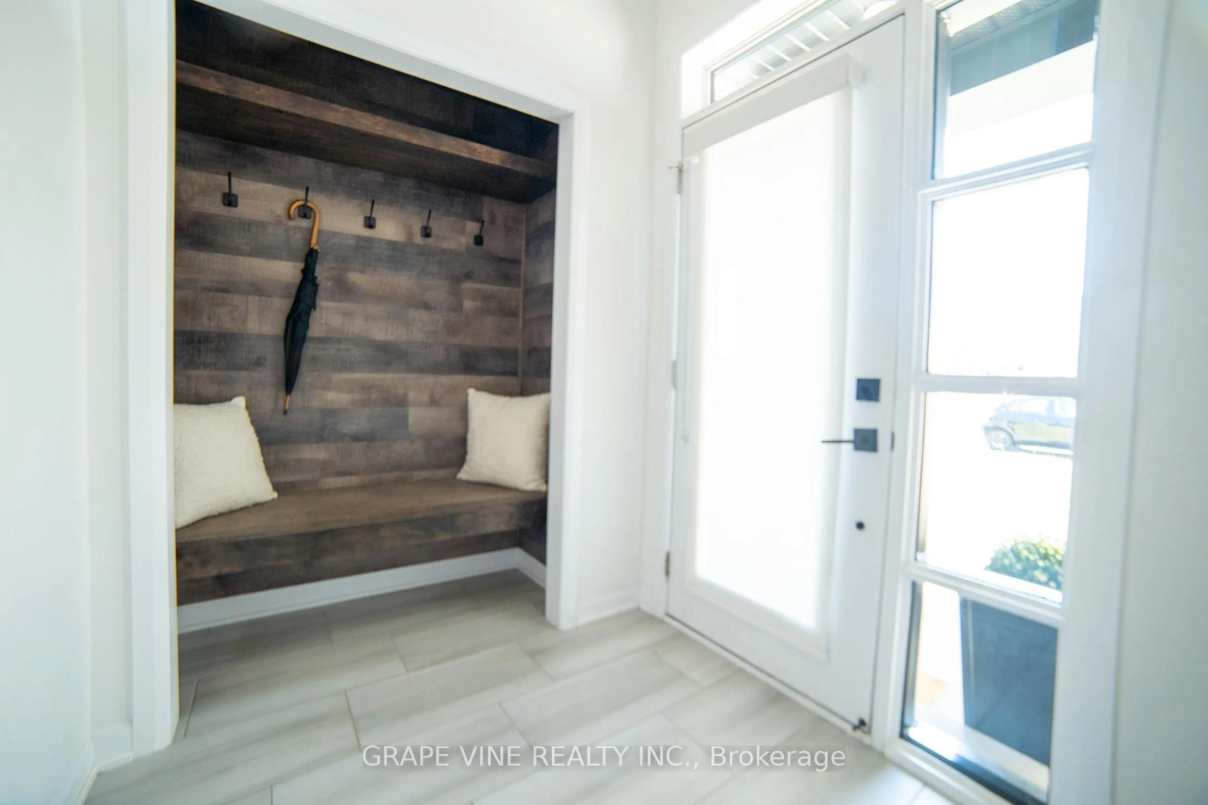 Indoor entryway for 2057 Caltra Cres, Ottawa Ontario K2J 6V4