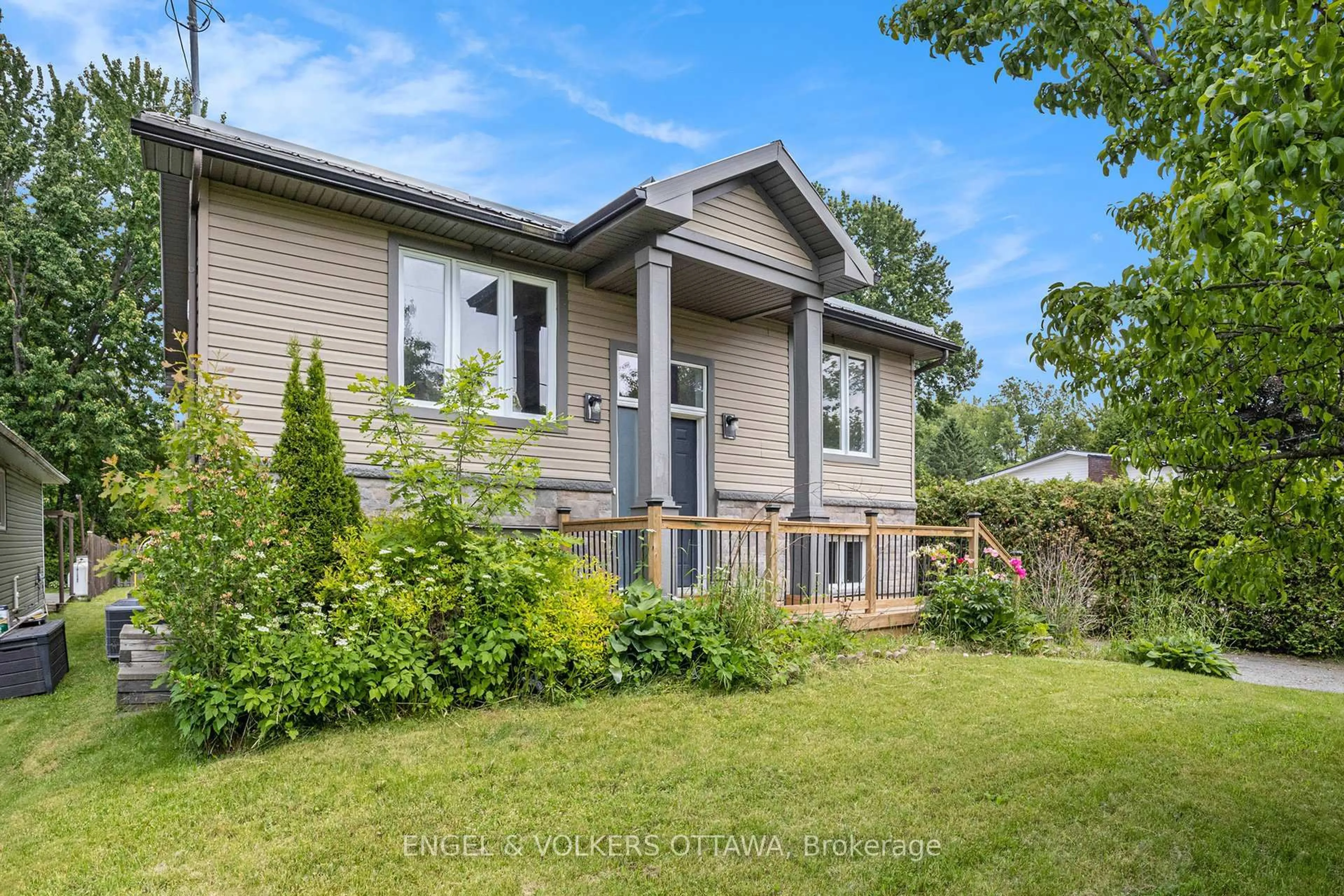 Home with vinyl exterior material, street for 1095 Morin Rd, Ottawa Ontario K4C 1A5