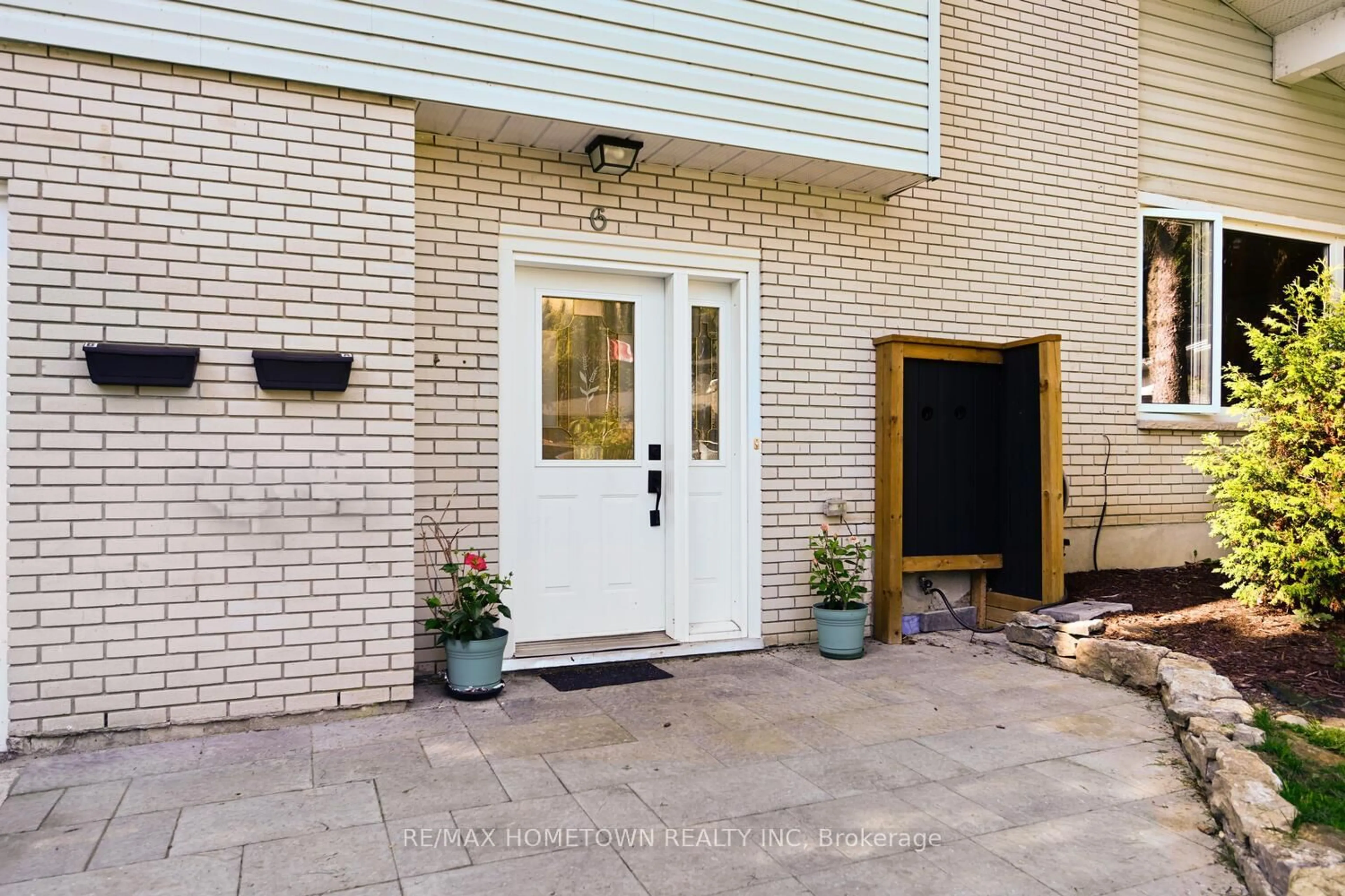 Unknown for 6 Maplewood Circ, Brockville Ontario K6V 1N4