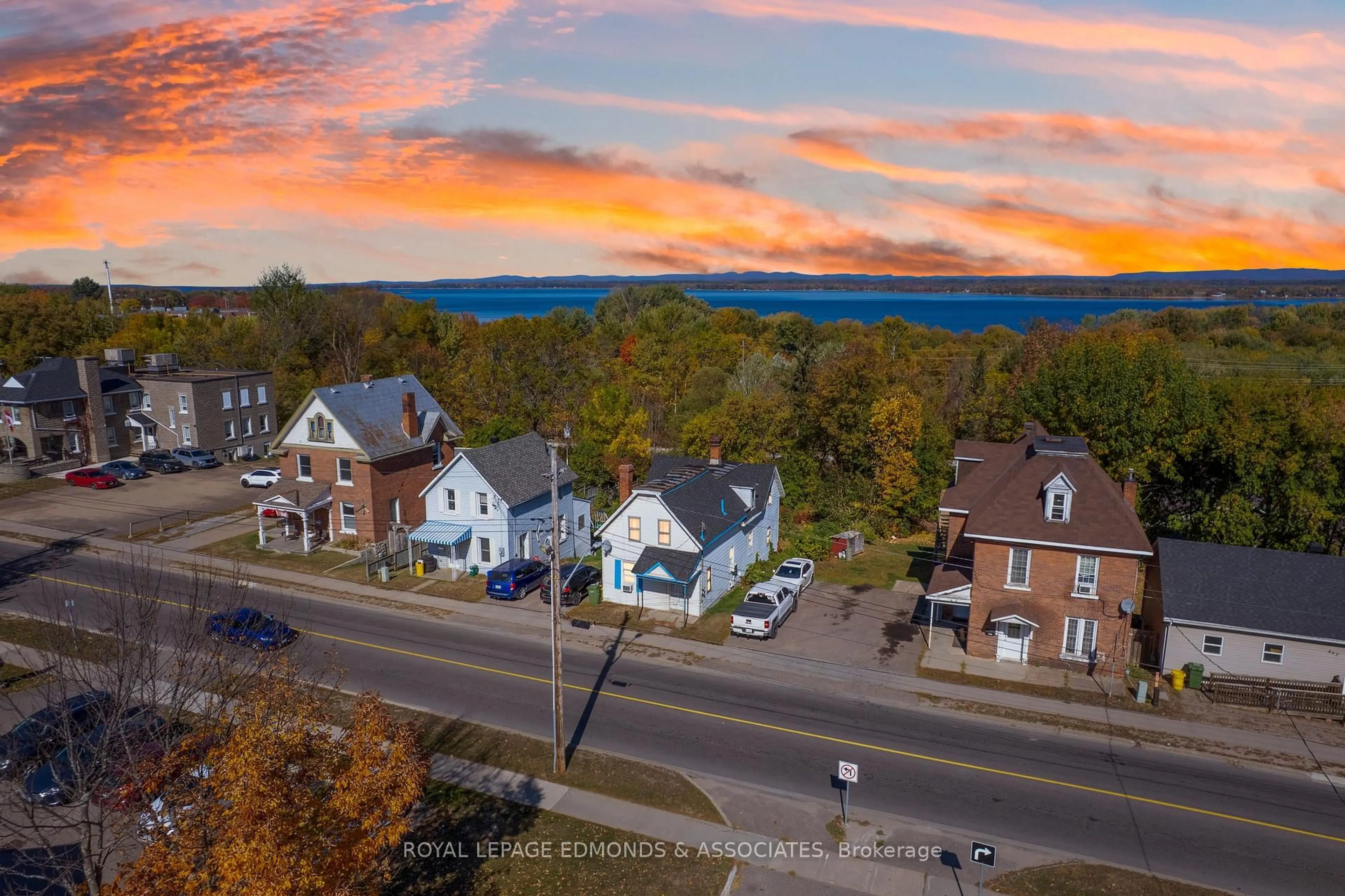 A pic from outside/outdoor area/front of a property/back of a property/a pic from drone, mountain view for 475 Pembroke St, Pembroke Ontario K8A 5P1