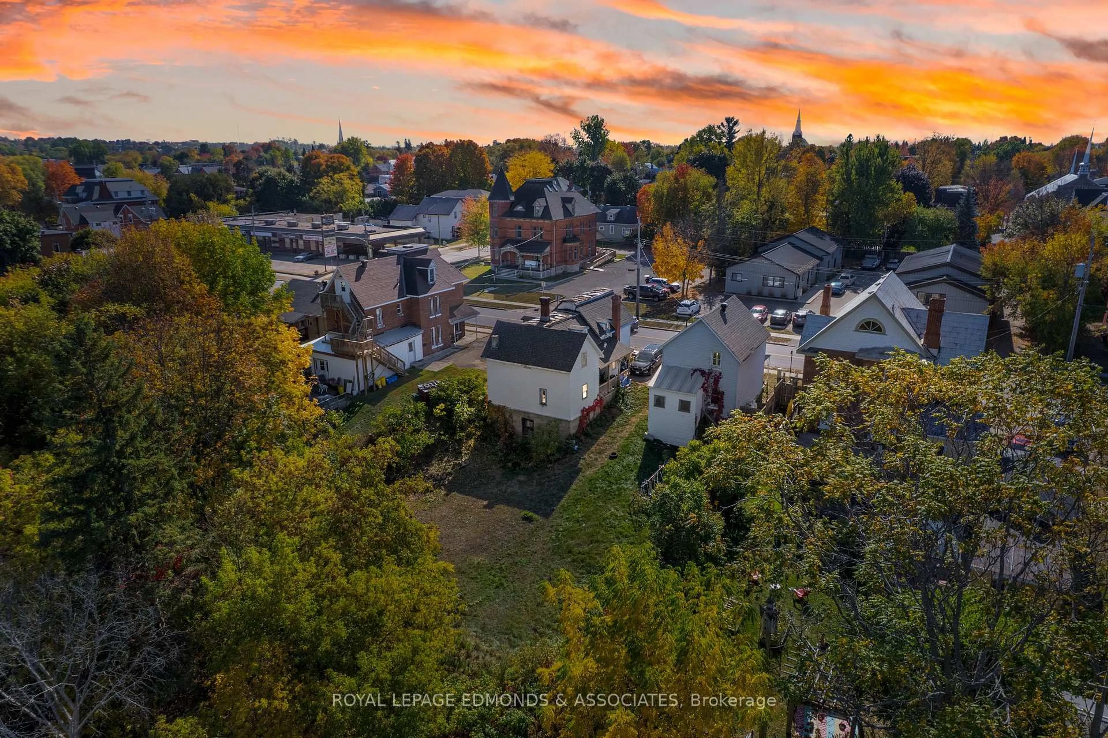A pic from outside/outdoor area/front of a property/back of a property/a pic from drone, street for 475 Pembroke St, Pembroke Ontario K8A 5P1
