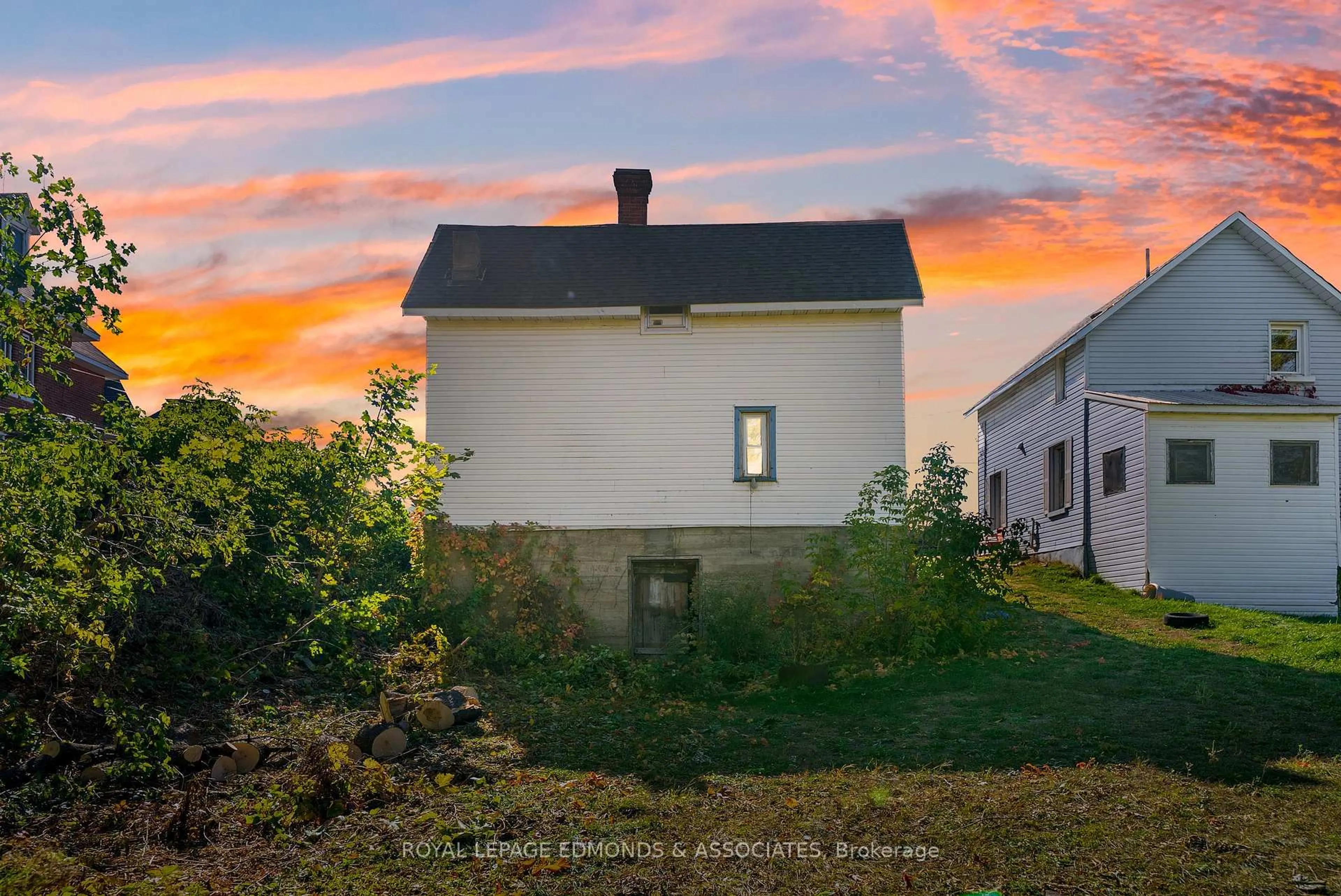 A pic from outside/outdoor area/front of a property/back of a property/a pic from drone, building for 475 Pembroke St, Pembroke Ontario K8A 5P1