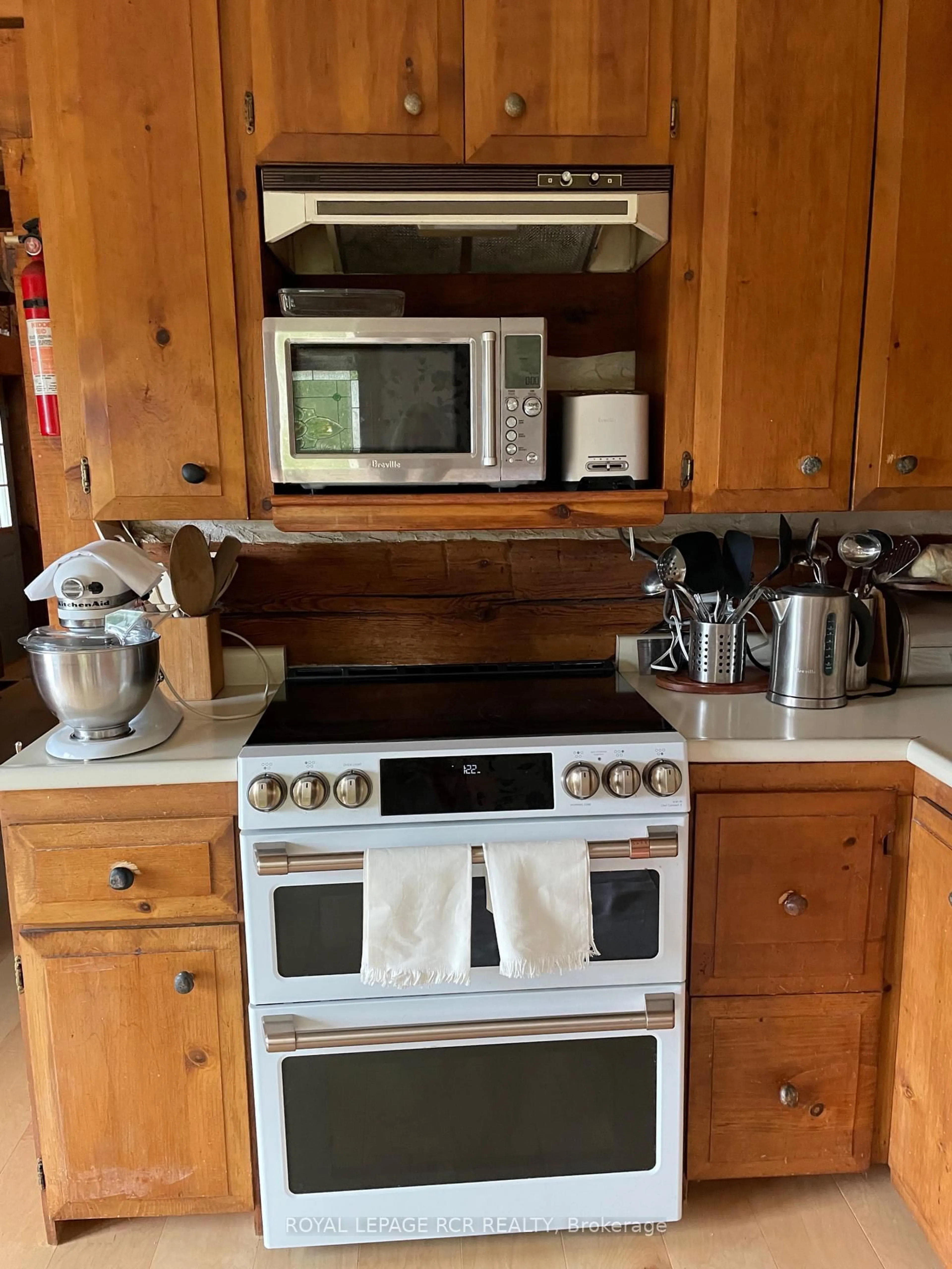 Standard kitchen, unknown for 875122 5th Line, Mono Ontario L9W 6A9