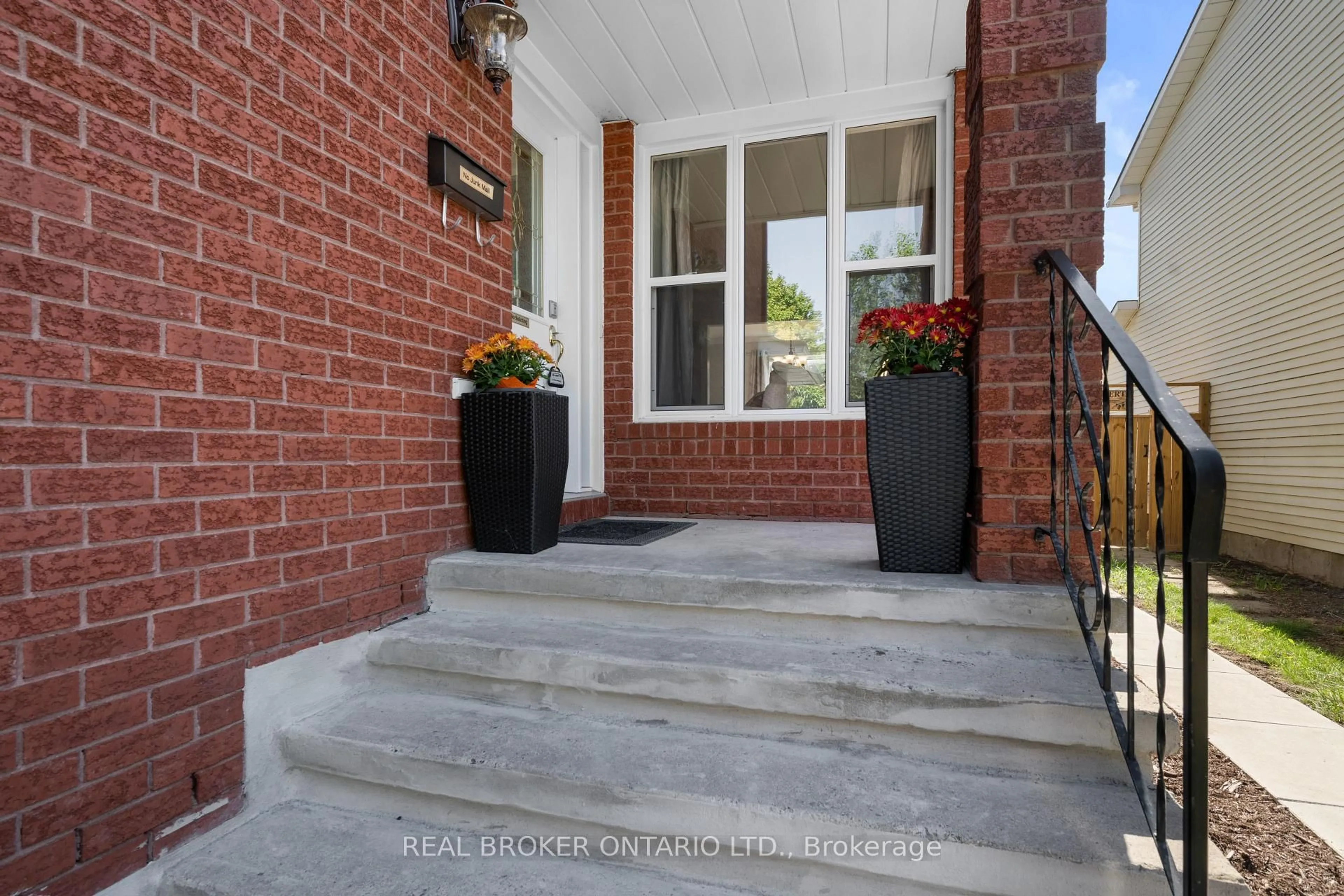 Indoor entryway for 618 Tourelle Dr, Ottawa Ontario K4A 3H4