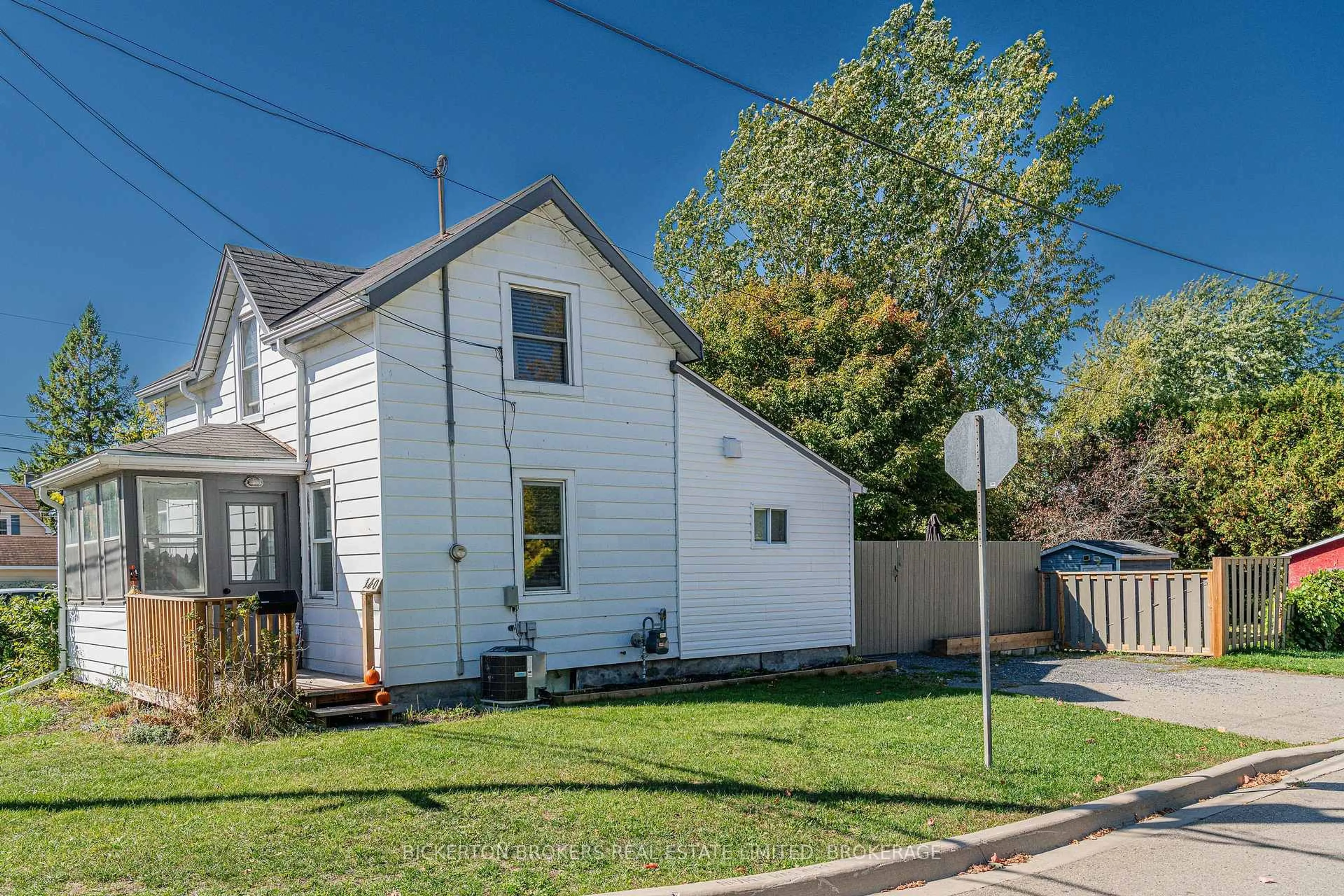 A pic from outside/outdoor area/front of a property/back of a property/a pic from drone, street for 140 Georgiana St, Gananoque Ontario K7G 1M4
