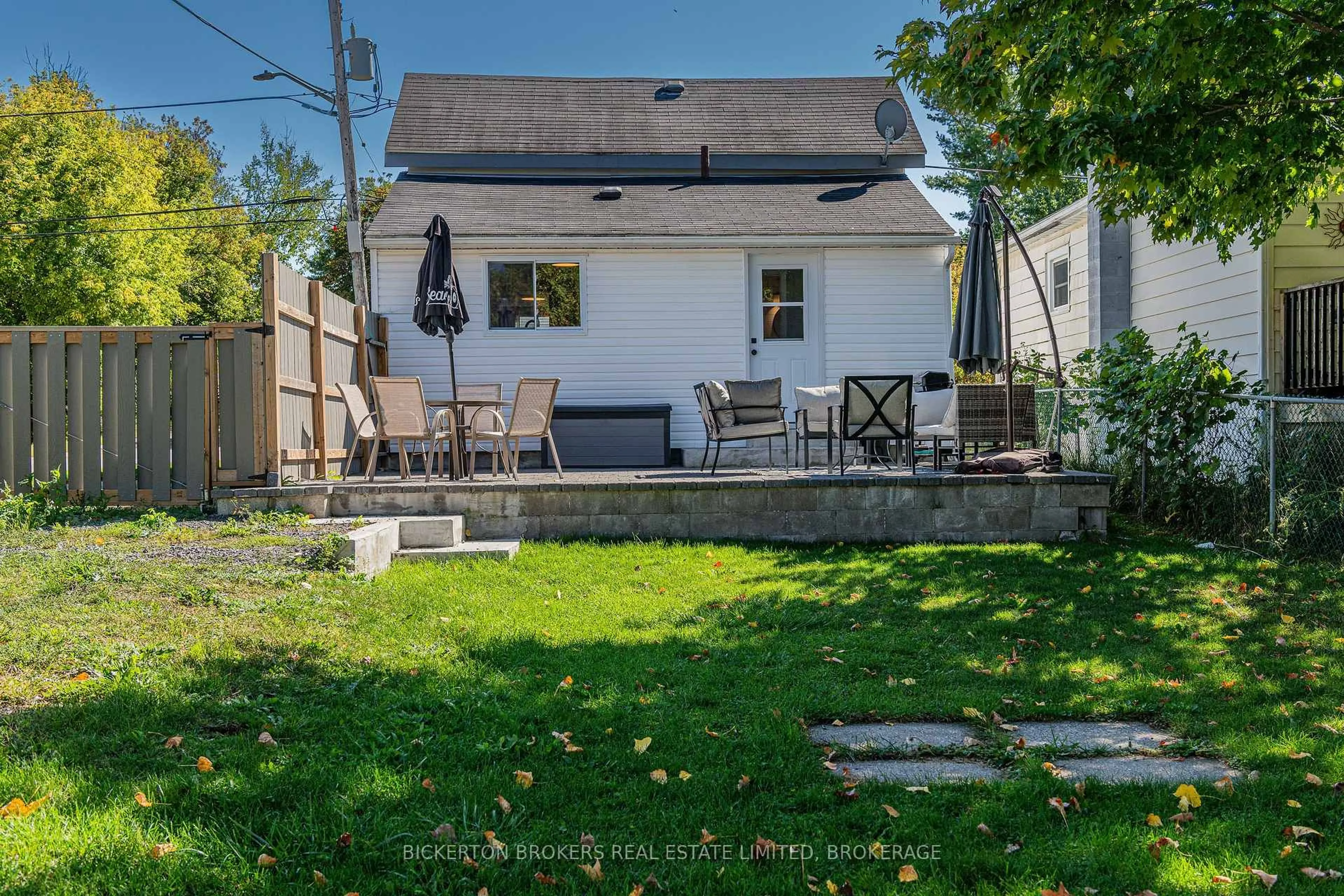 Patio, street for 140 Georgiana St, Gananoque Ontario K7G 1M4