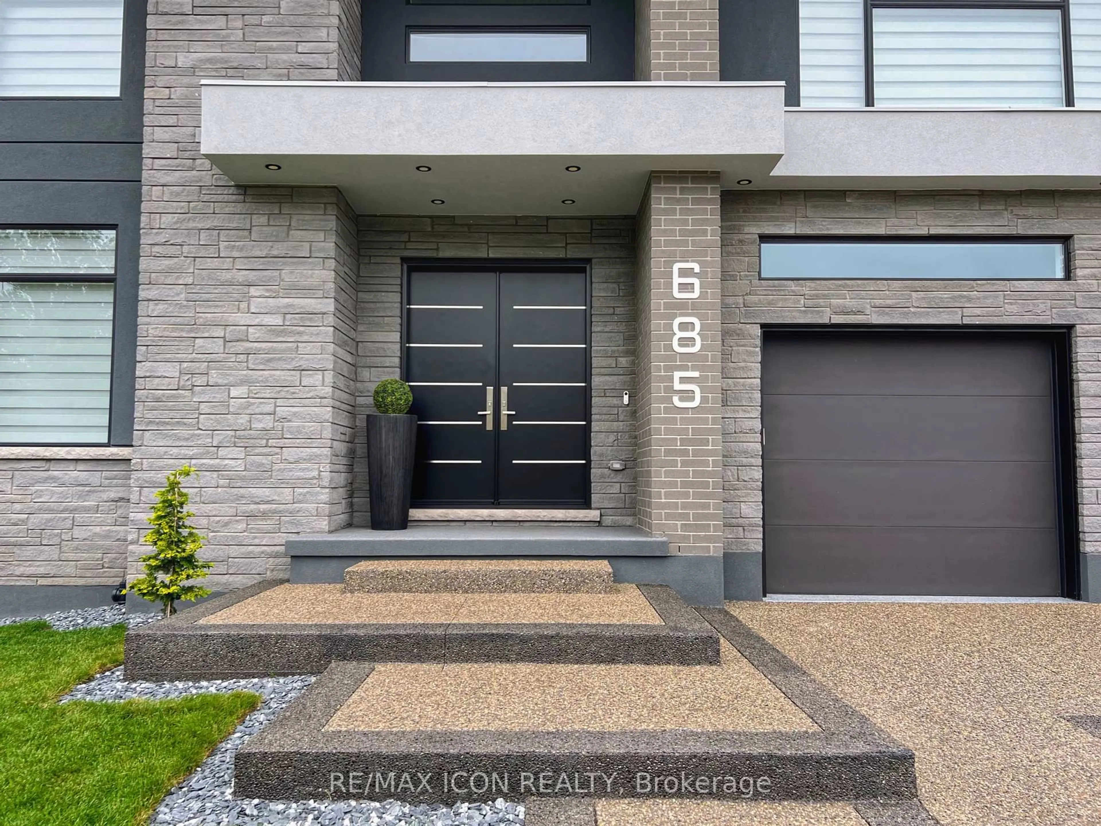 Indoor entryway for 685 Meadowsweet Ave, Waterloo Ontario N2V 0A6
