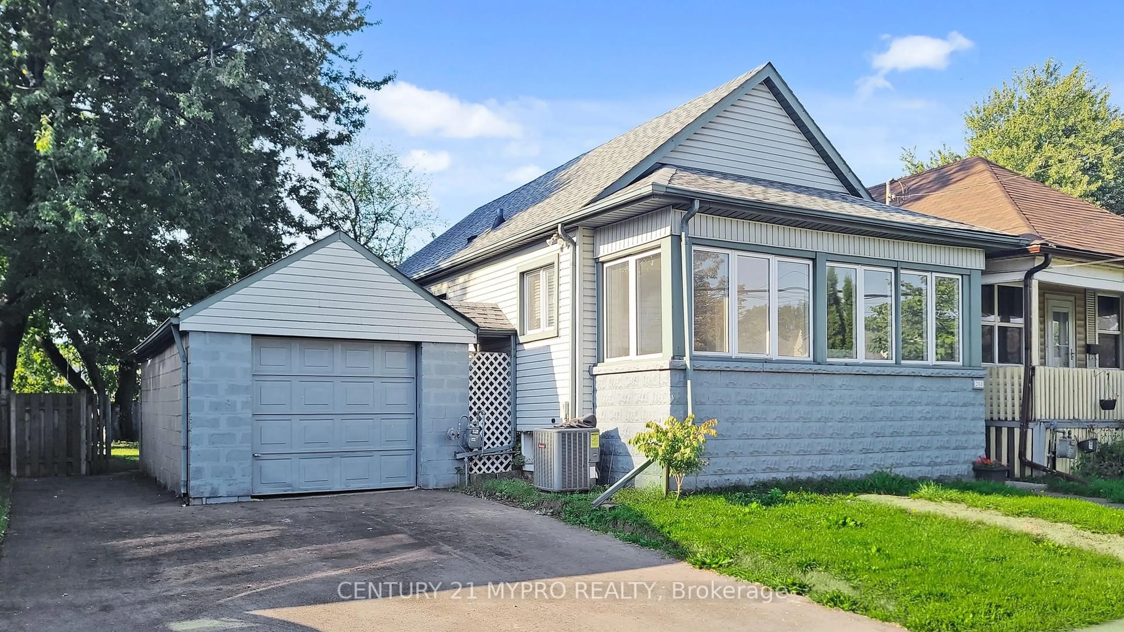 Home with vinyl exterior material, street for 208 Mcanulty Blvd, Hamilton Ontario L8H 3J1