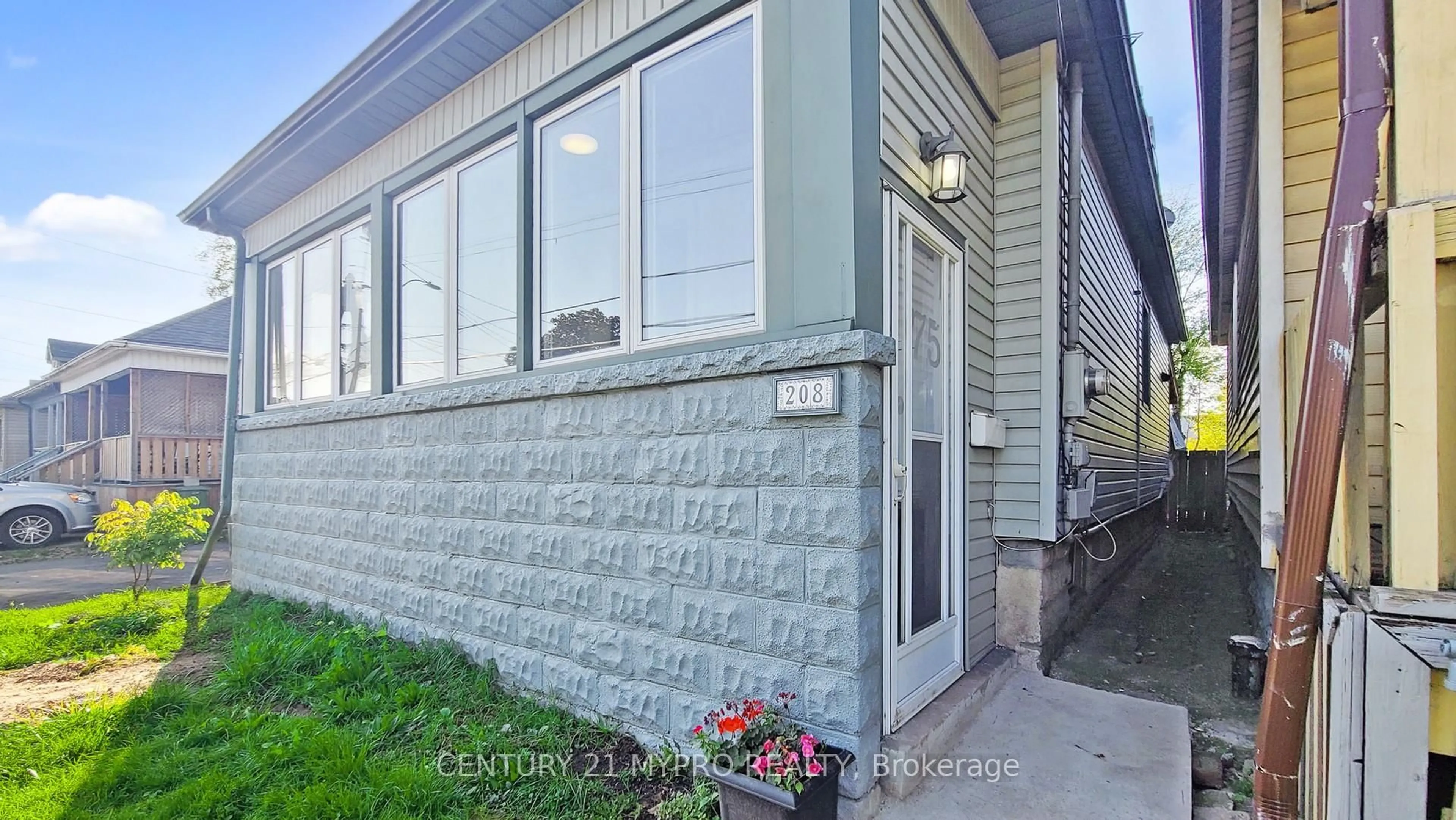 Home with vinyl exterior material, street for 208 Mcanulty Blvd, Hamilton Ontario L8H 3J1