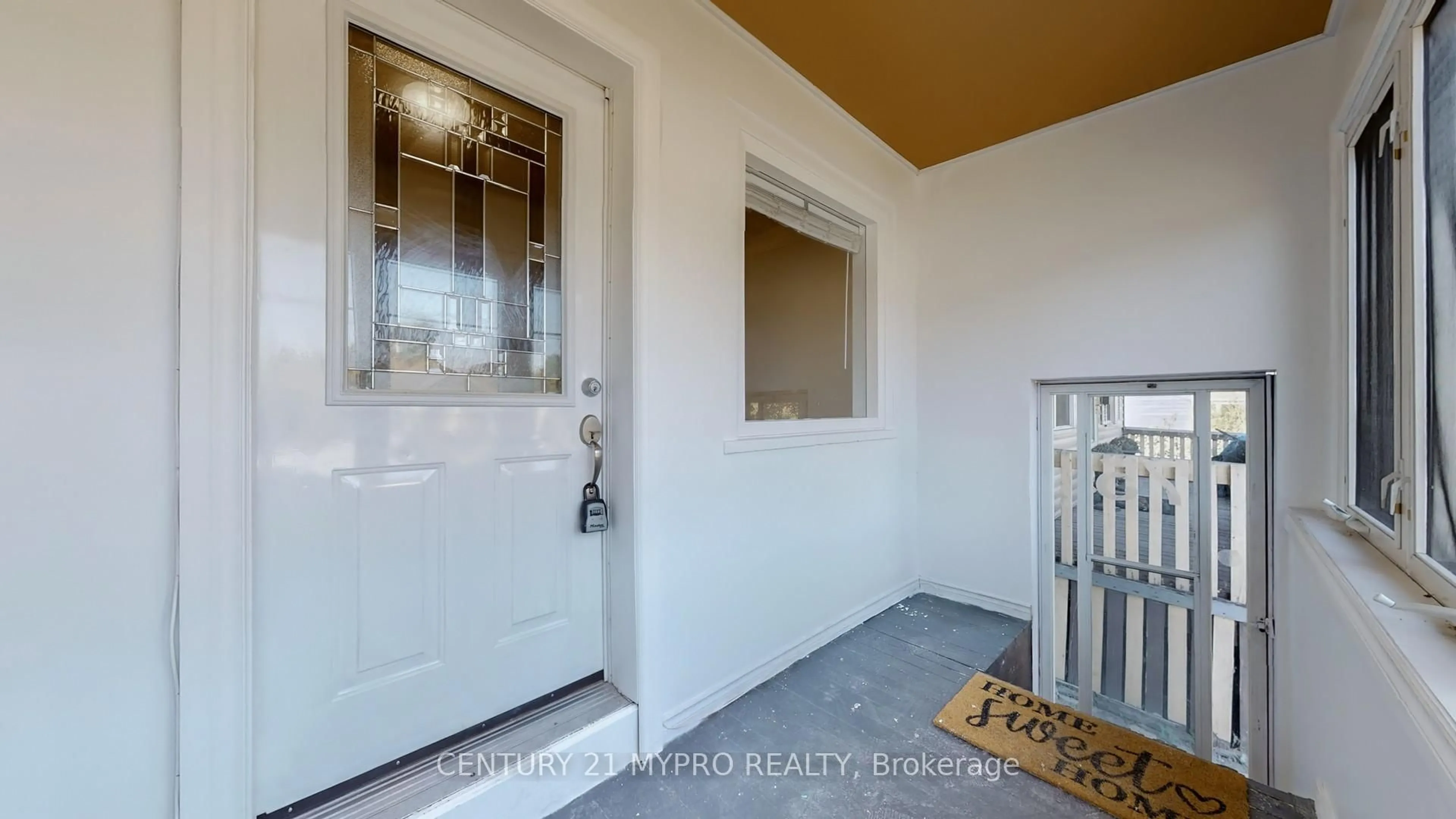 Indoor entryway for 208 Mcanulty Blvd, Hamilton Ontario L8H 3J1