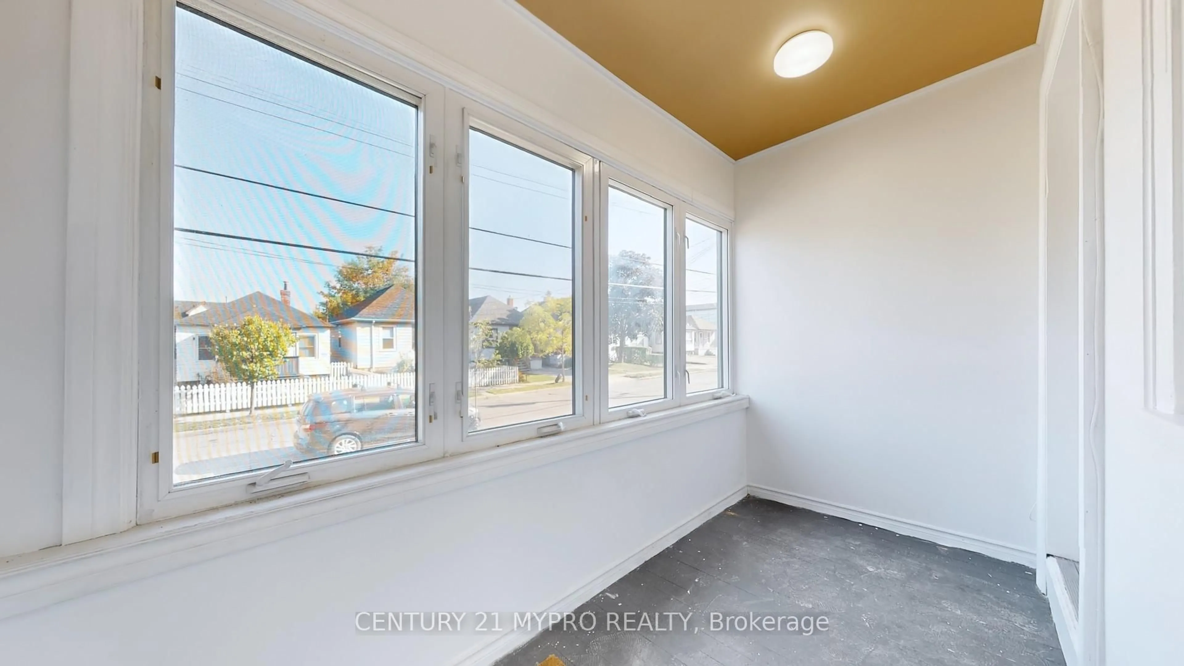 A pic of a room for 208 Mcanulty Blvd, Hamilton Ontario L8H 3J1