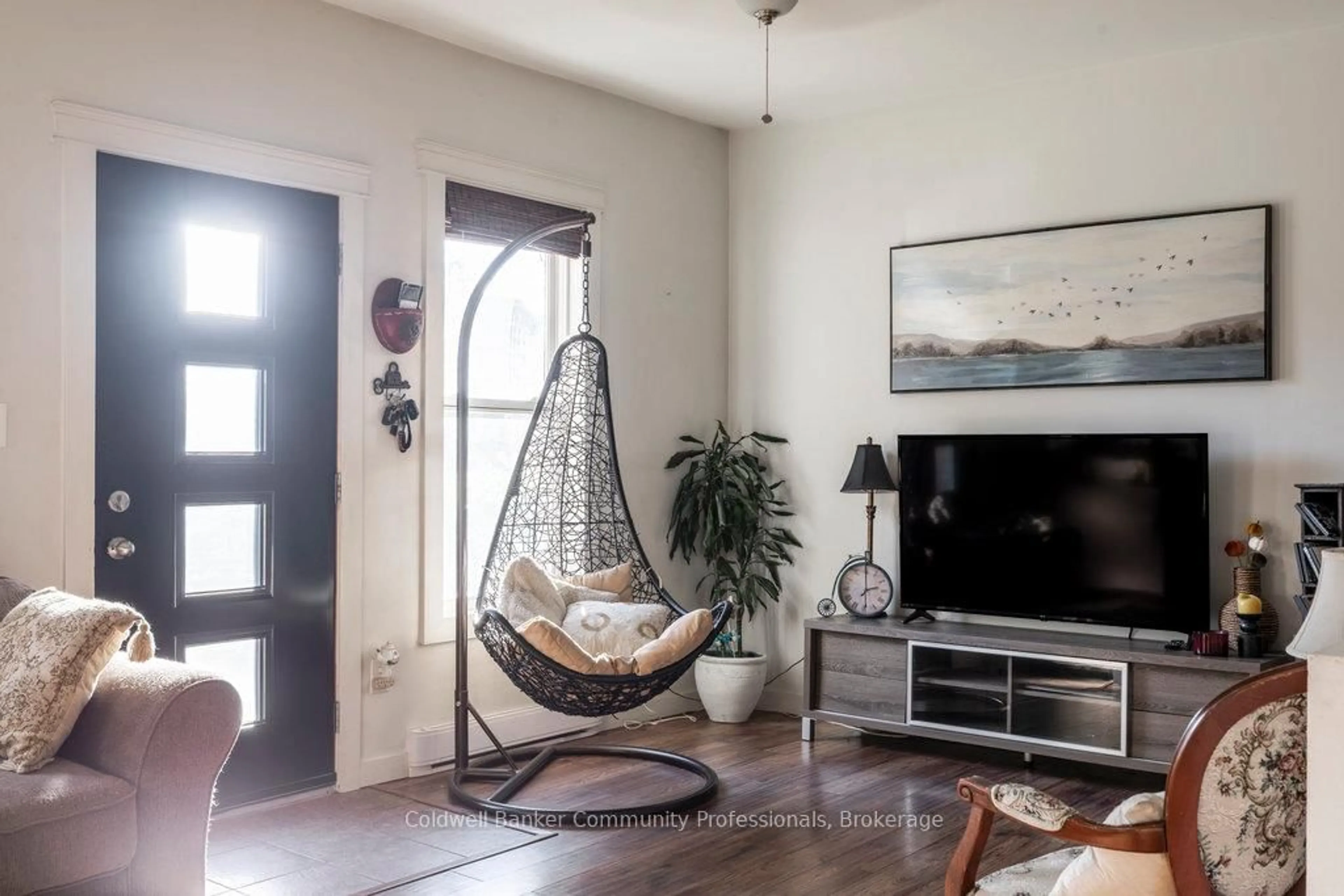 Living room with furniture, unknown for 30 Sunset Ave, Hamilton Ontario L8R 1V6