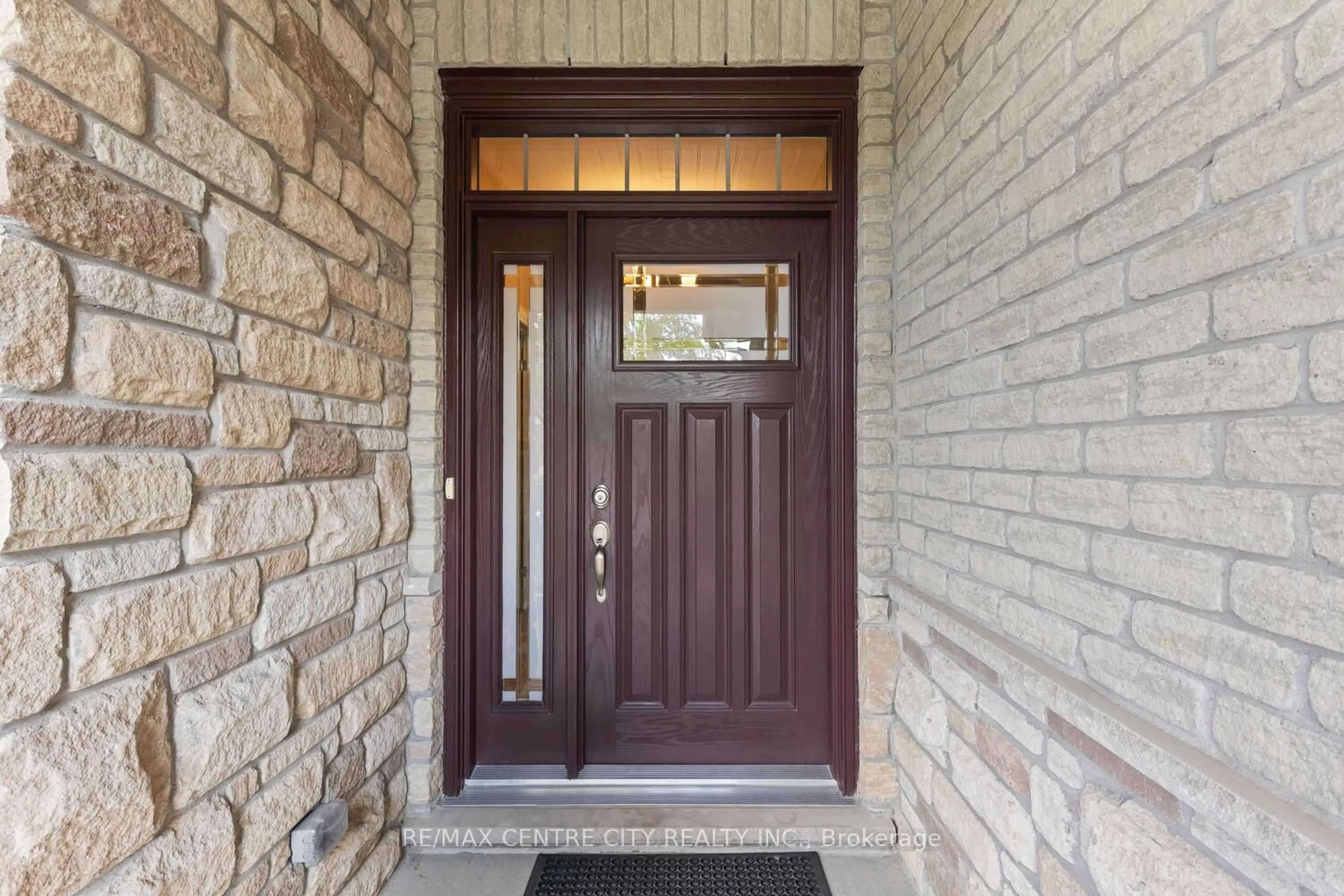 Indoor entryway for 24-2081 Wallingford Ave, London North Ontario N6G 0K1