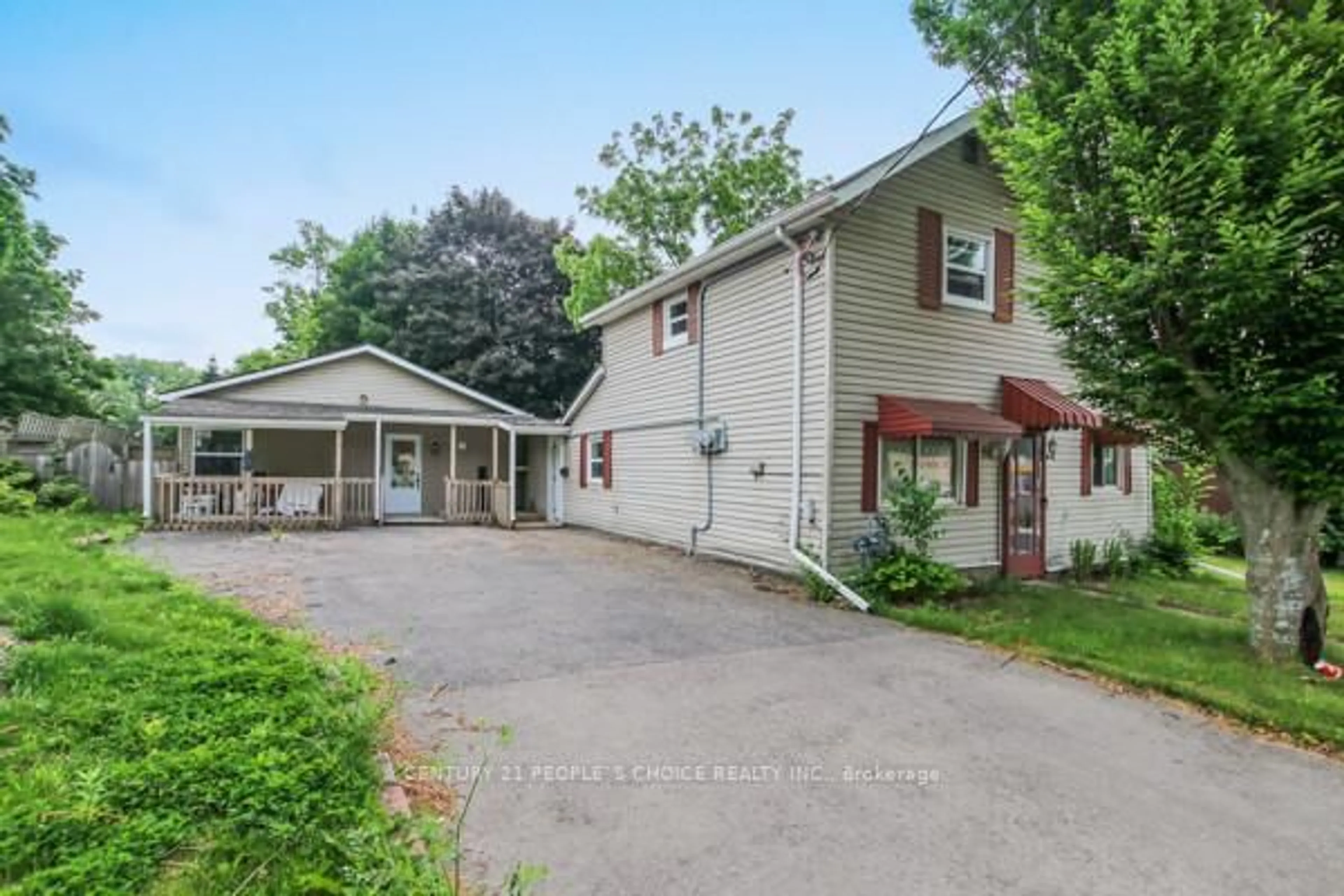 A pic from outside/outdoor area/front of a property/back of a property/a pic from drone, street for 10 Givins St, Woodstock Ontario N4S 5Y7