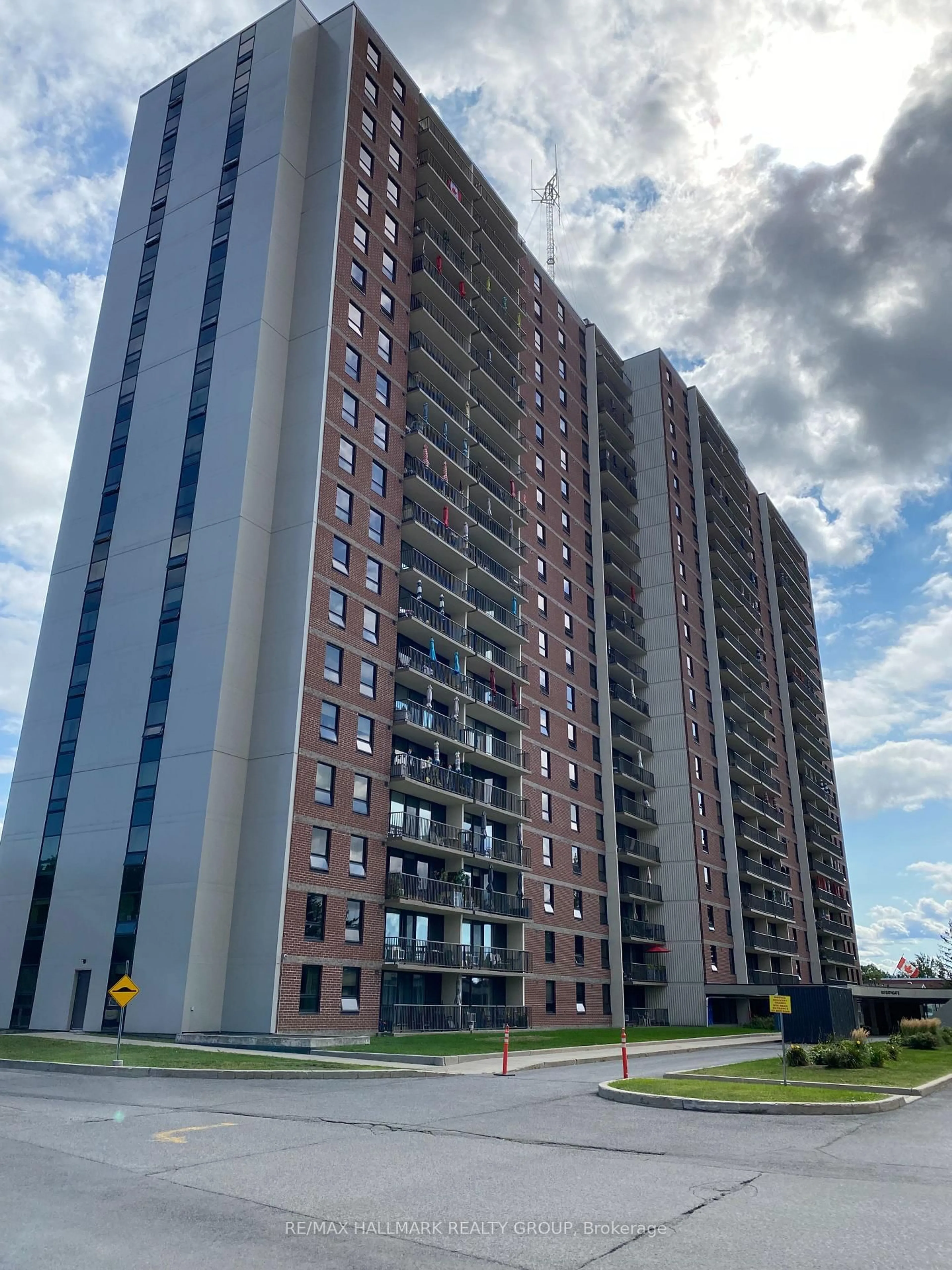 A pic from outside/outdoor area/front of a property/back of a property/a pic from drone, building for 665 Bathgate Dr #1007, Ottawa Ontario K1K 3Y4