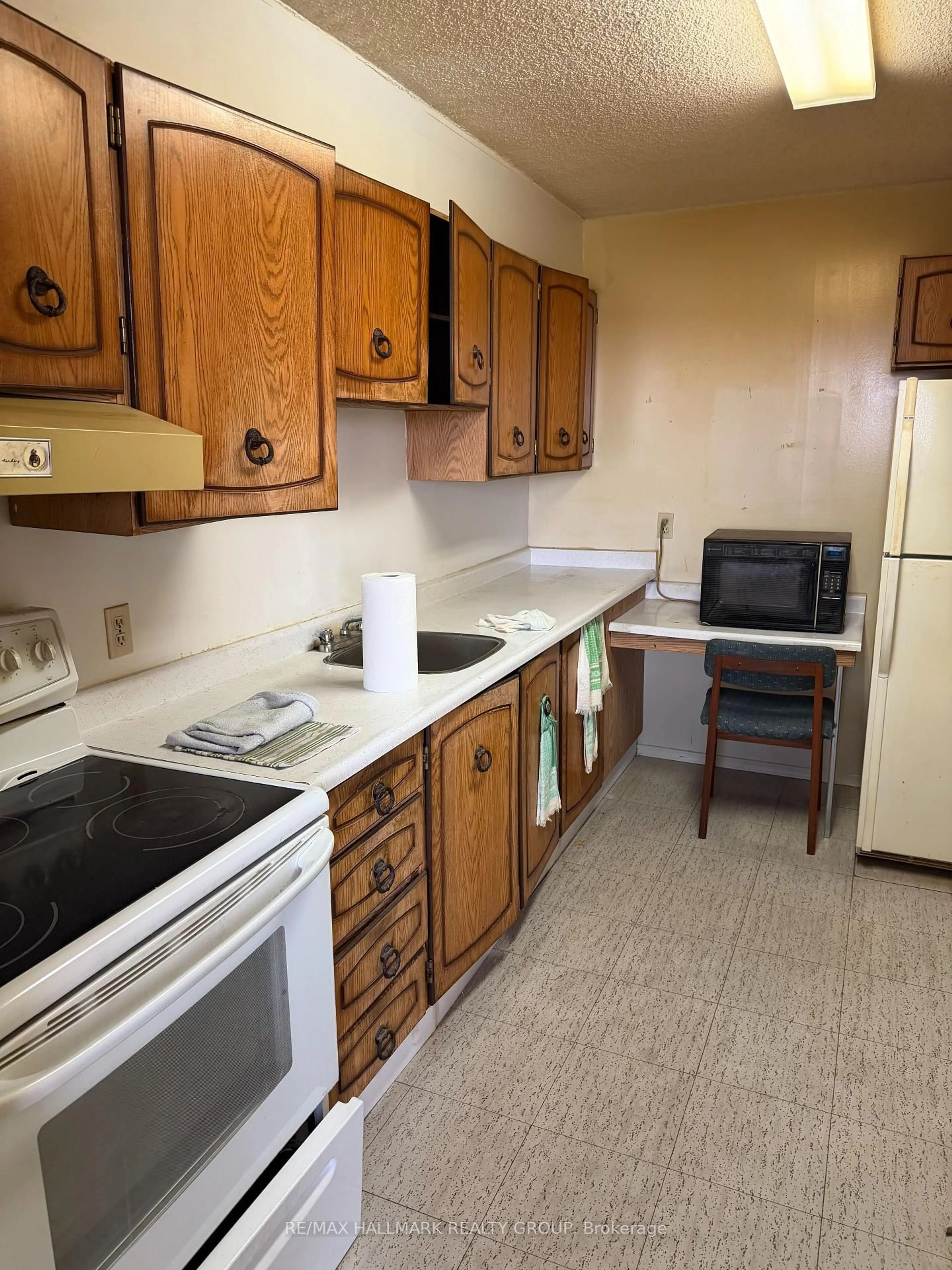 Standard kitchen, unknown for 665 Bathgate Dr #1007, Ottawa Ontario K1K 3Y4