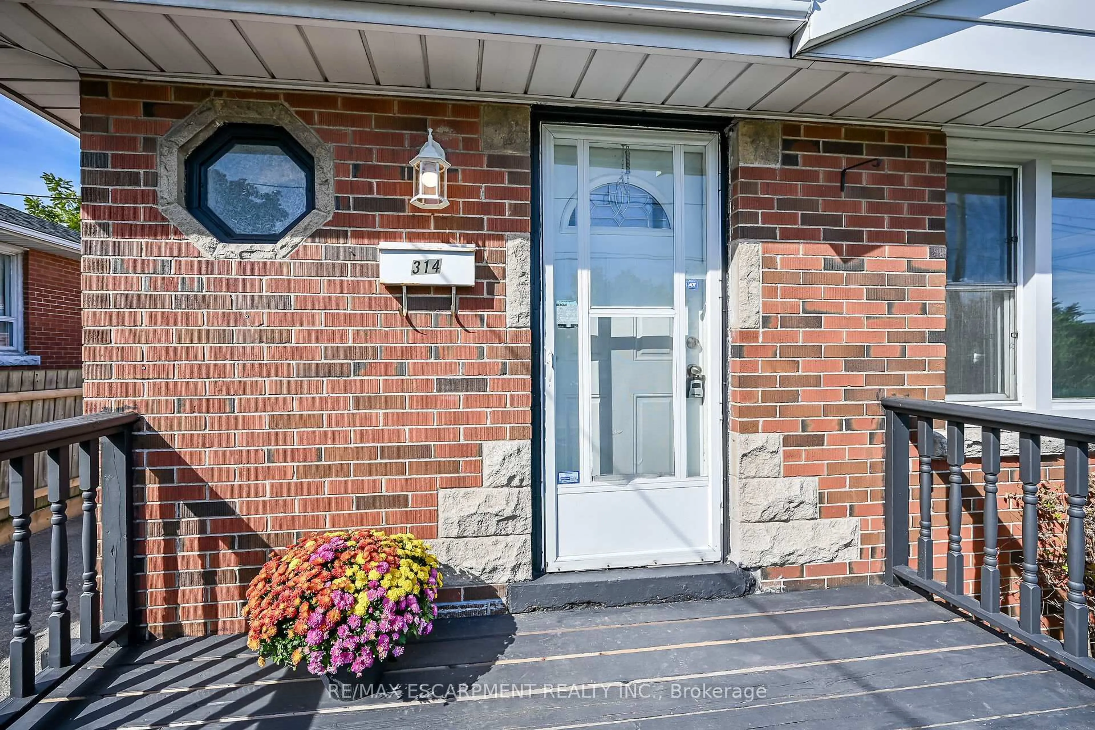 Indoor entryway for 314 East 16th St, Hamilton Ontario L9A 4J9