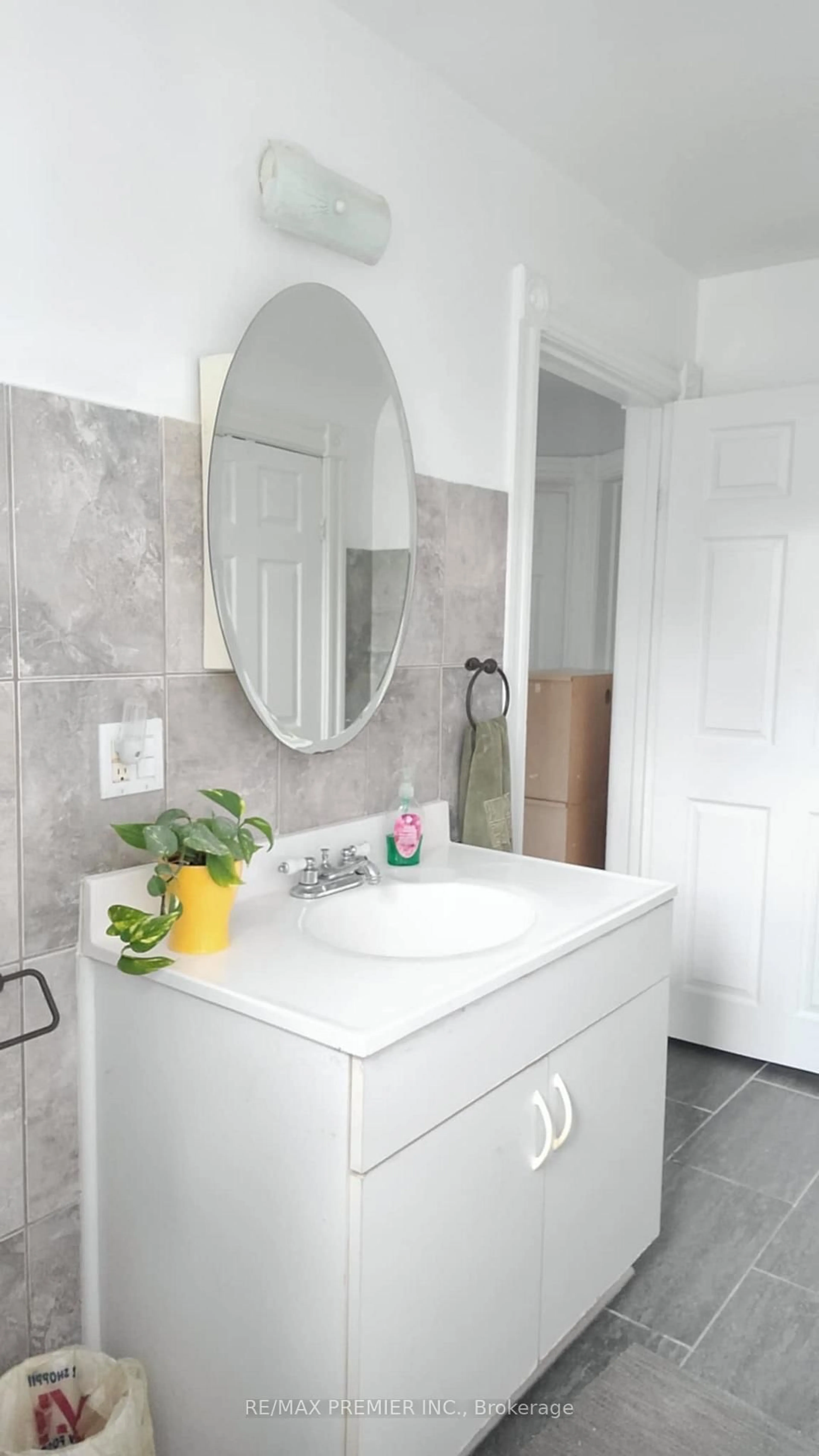 Contemporary bathroom, ceramic/tile floor for 4752 Crawford Pl, Niagara Falls Ontario L2E 1Z2