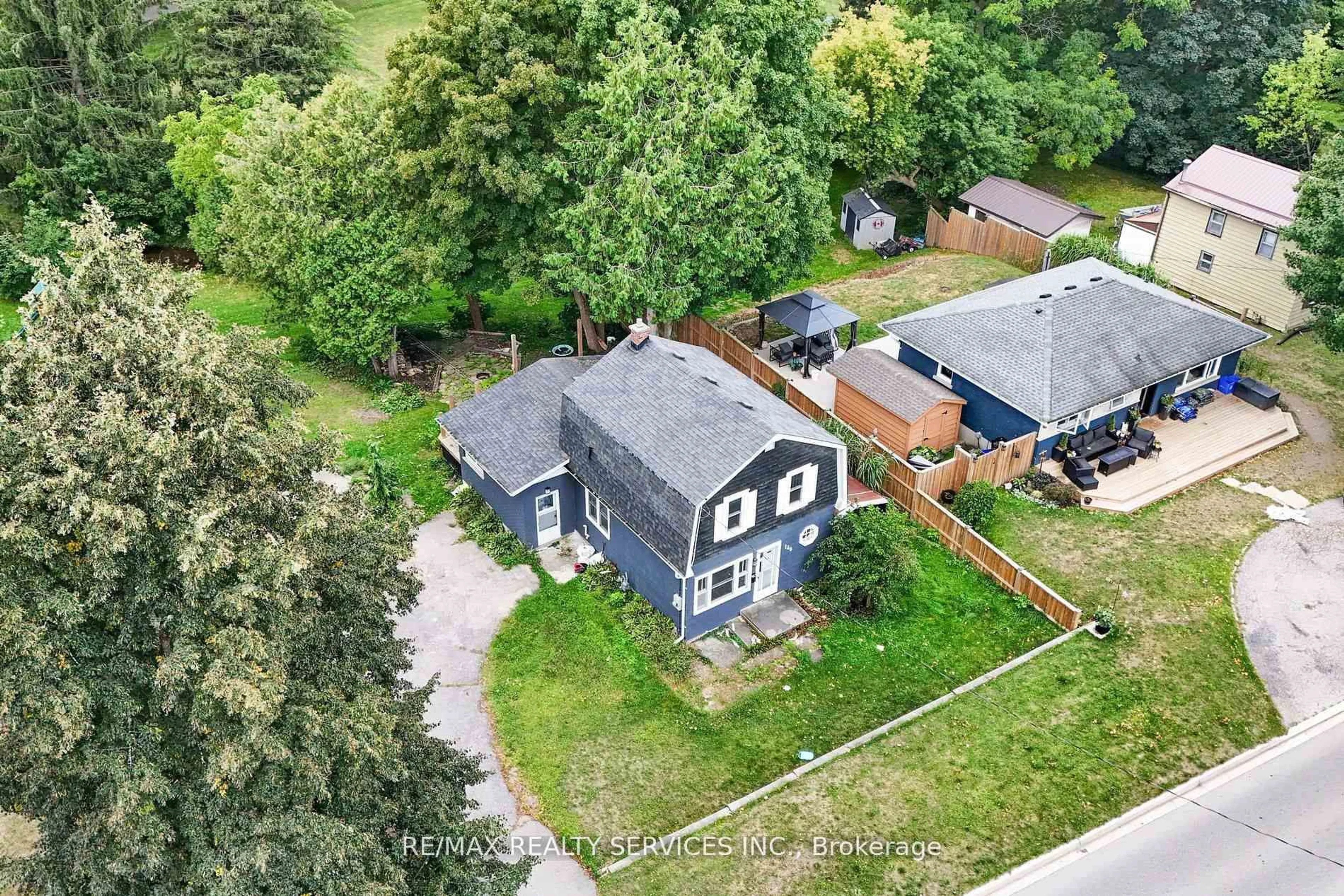 A pic from outside/outdoor area/front of a property/back of a property/a pic from drone, street for 140 Canterbury St, Ingersoll Ontario N5C 1C8