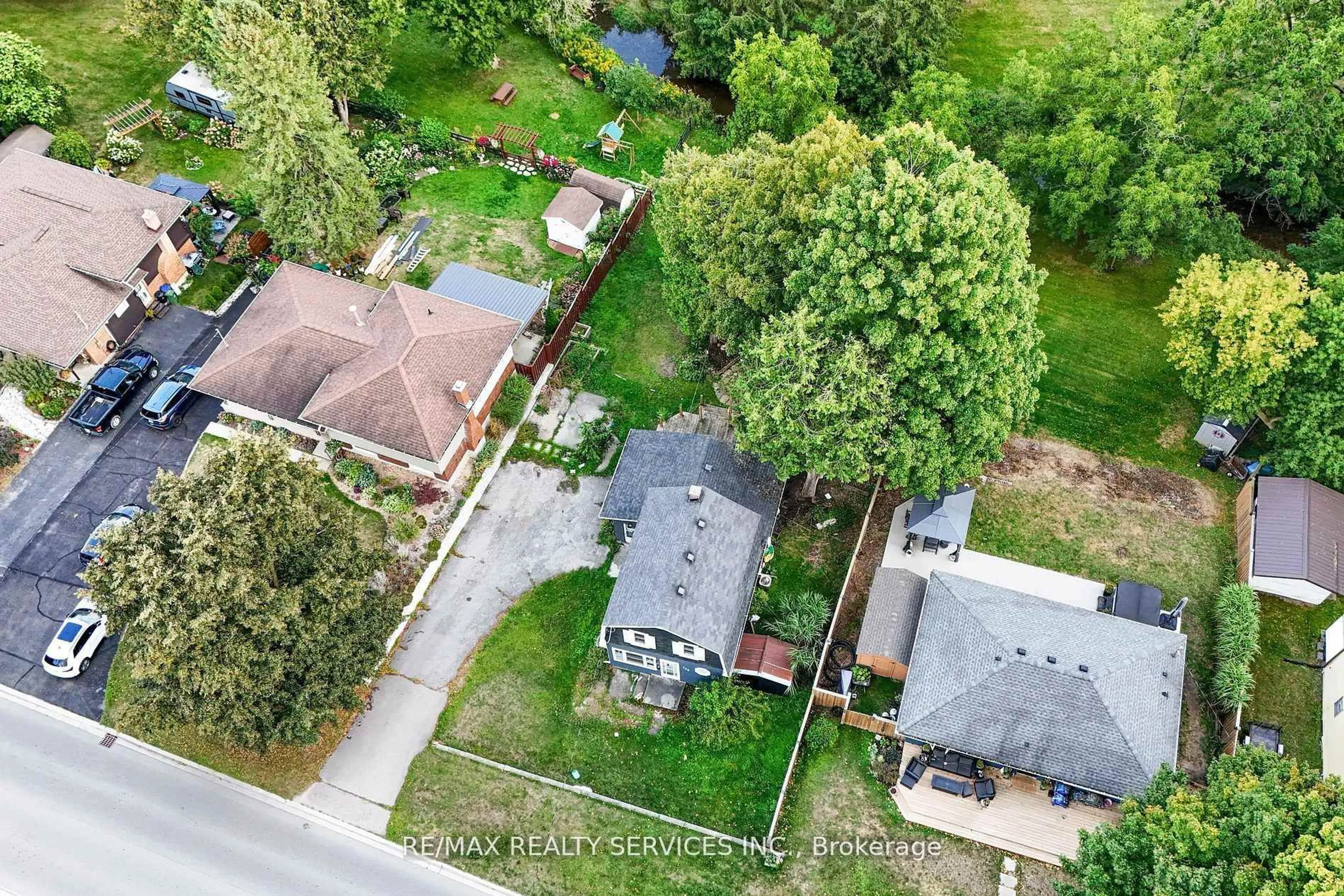 A pic from outside/outdoor area/front of a property/back of a property/a pic from drone, street for 140 Canterbury St, Ingersoll Ontario N5C 1C8