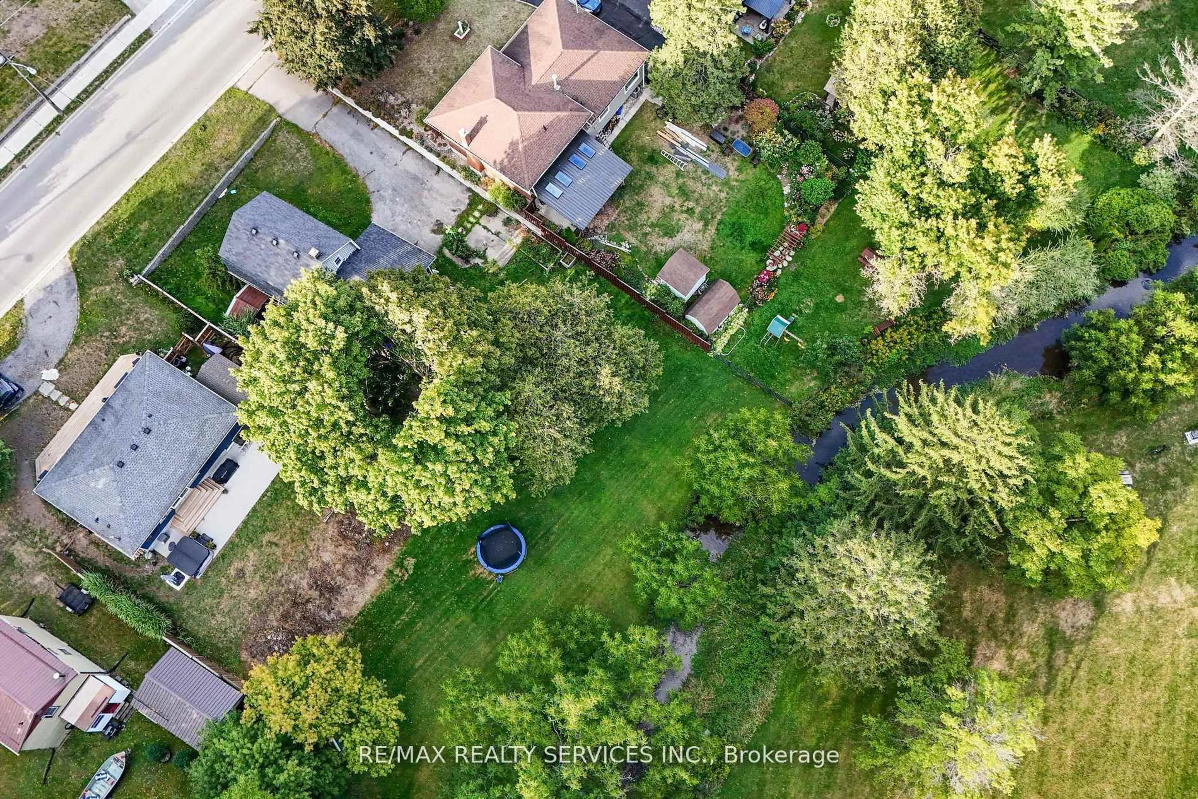 A pic from outside/outdoor area/front of a property/back of a property/a pic from drone, unknown for 140 Canterbury St, Ingersoll Ontario N5C 1C8
